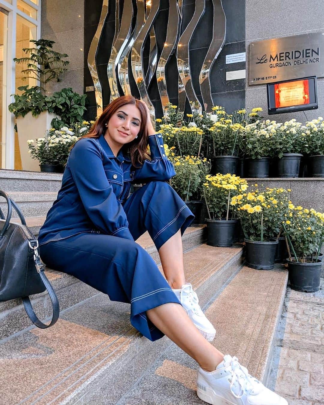 Aashna Shroffさんのインスタグラム写真 - (Aashna ShroffInstagram)「Back to when my very paranoid self took her first flight since covid, and @lemeridiengurgaon made sure I was very well taken care of. Hoping 2021 will have a lot more travel in store for us 🙏🏻  Wearing the comfiest @label_deepikanagpal outfit and @puma shoes 🤍」1月25日 0時02分 - aashnashroff