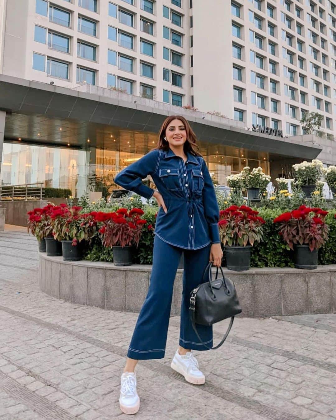 Aashna Shroffさんのインスタグラム写真 - (Aashna ShroffInstagram)「Back to when my very paranoid self took her first flight since covid, and @lemeridiengurgaon made sure I was very well taken care of. Hoping 2021 will have a lot more travel in store for us 🙏🏻  Wearing the comfiest @label_deepikanagpal outfit and @puma shoes 🤍」1月25日 0時02分 - aashnashroff