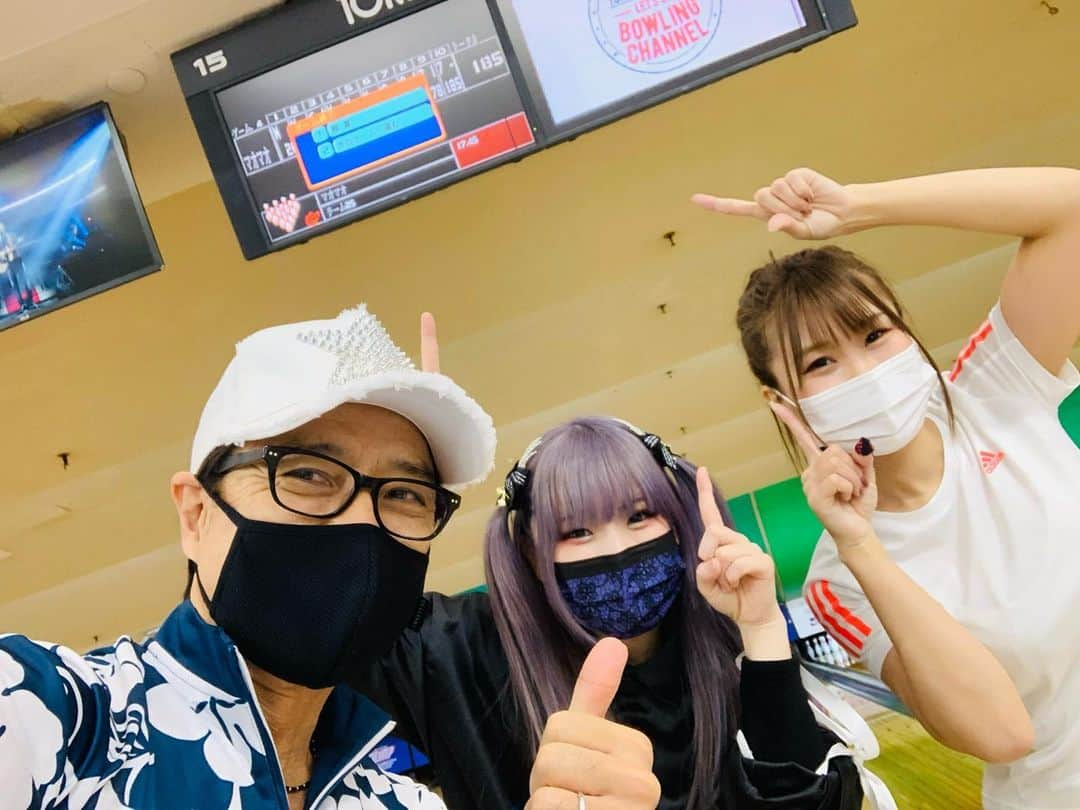 黒田アーサーさんのインスタグラム写真 - (黒田アーサーInstagram)「今日は東京ポートボウルにのいちゃん(岩見彩乃プロ)とグラビアアイドルの阿久津真央ちゃんが練習に来てくれました😊💕真央ちゃんはボウリング始めたばかりだけどセンスがめちゃ良くて😉👍のいちゃんが今一生懸命育ててます（笑）でも本当にすぐ上達しそうなので楽しみです❣️またポートボウルに練習しに来てねー😊✌️一緒に投げましょう！ #岩見彩乃プロ #阿久津真央  #グラビアアイドル  #東京ポートボウル  #公式アンバサダー #黒田アーサー」1月25日 0時03分 - kuroda_arthur