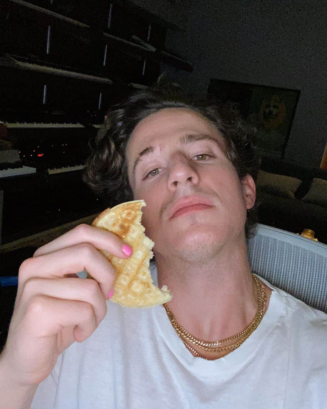 チャーリー・プースさんのインスタグラム写真 - (チャーリー・プースInstagram)「Who wants the new music?」1月25日 0時13分 - charlieputh