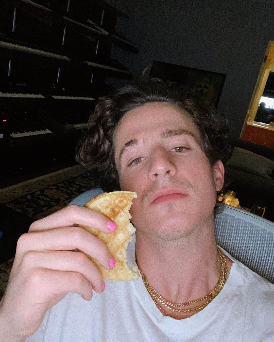 チャーリー・プースさんのインスタグラム写真 - (チャーリー・プースInstagram)「Who wants the new music?」1月25日 0時13分 - charlieputh