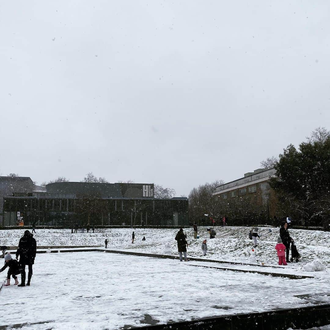 岡村仁美さんのインスタグラム写真 - (岡村仁美Instagram)「今日のロンドンは雪❄️ ロンドンの冬は長いですが、雪はほとんど降らないそうです。  近所の広場は雪遊びをする子供たちで賑わっていました⛄️  #ロンドン生活 #初雪 #娘たちは人生初の雪遊び」1月25日 0時11分 - hitomi_okamura_