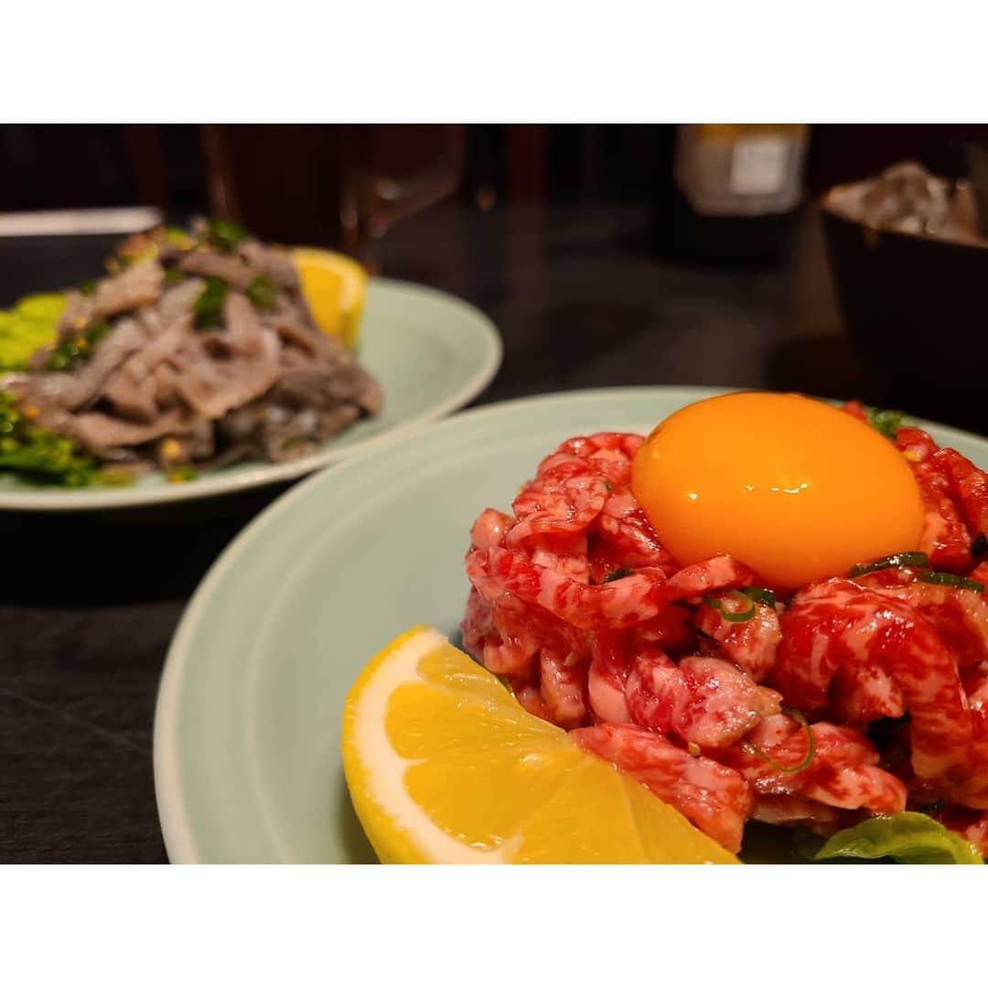 未來歩のインスタグラム：「一昨日からソウルの焼肉が食べたくて珍しく前もって予約しよとう。電話したけど、土曜日は満席で。。日曜日なら空いてるって事で予約。  今日はお任せ&自分の好きな物を言おうかと思ったけど、、 お店側が全て把握してくれてて☺️　 お任せにしたけど、いつも必ず食べるお肉と食べた事ない部位も含め　いつもとは違う感じのお肉も沢山食べれた🥩  本当にソウルはCP良いなぁ🤤  やっぱりBEEF🐮 ON THE RICE🍚  大盛２杯もお代わりしちゃた。  #焼肉  #ハラミ #牛肉 #ユッケ #牛 #ホルモン #味の名門ソウル #タン  #大阪グルメ #食べログ#美味しい#グルメ#大阪」