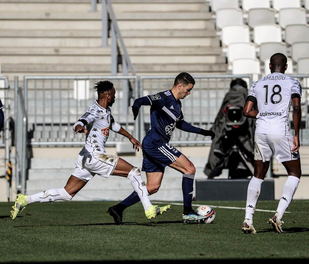 リーグ・アンさんのインスタグラム写真 - (リーグ・アンInstagram)「⚽👈 @hwang_uijo 👉⚽  Les @girondins s'imposent face à @angers_sco grâce à un doublé de leur attaquant sud-coréen 🇰🇷 et signent un 3e succès consécutif ✅✅✅ !  🆚 #FCGBSCO (2-1)  Bordeaux win their third straight, beating Angers thanks to a double from the South Korean Hwang! • • #Ligue1UberEats #HwangUiJo #FCGB #Girondins #GirondinsdeBordeaux #MatmutAtlantique #Bordeaux」1月25日 0時30分 - ligue1ubereats