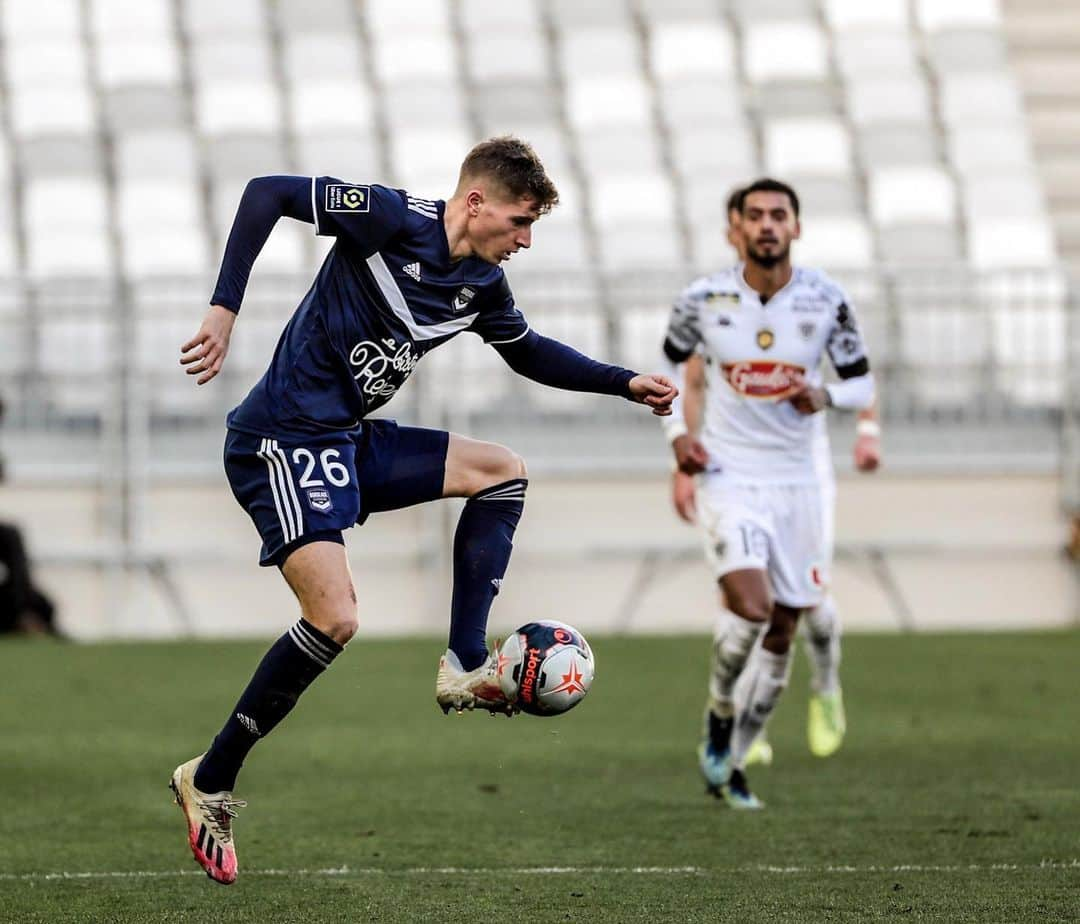 リーグ・アンさんのインスタグラム写真 - (リーグ・アンInstagram)「⚽👈 @hwang_uijo 👉⚽  Les @girondins s'imposent face à @angers_sco grâce à un doublé de leur attaquant sud-coréen 🇰🇷 et signent un 3e succès consécutif ✅✅✅ !  🆚 #FCGBSCO (2-1)  Bordeaux win their third straight, beating Angers thanks to a double from the South Korean Hwang! • • #Ligue1UberEats #HwangUiJo #FCGB #Girondins #GirondinsdeBordeaux #MatmutAtlantique #Bordeaux」1月25日 0時30分 - ligue1ubereats