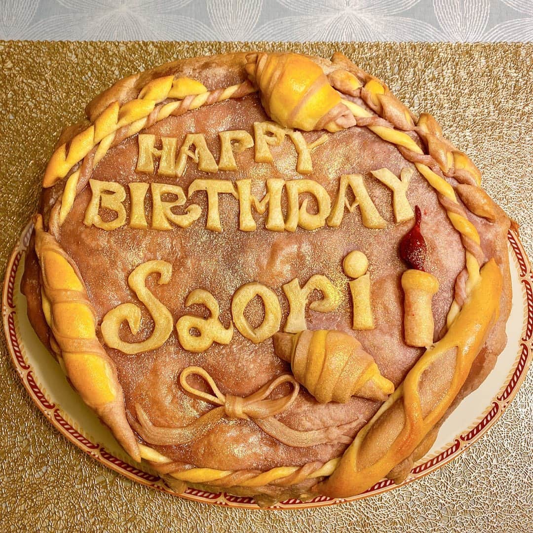 富永沙織さんのインスタグラム写真 - (富永沙織Instagram)「ファンの方からいただきました😊🌈 ・ ありがとうございます☺️🎂 ・ こちらはパンです🥖✨どんなお料理に合わせるか、楽しみが広がります🥰🍀 ・ #誕生日プレゼント #誕生日サプライズ #誕生日ケーキ #ありがとうございます✨ #嬉しかったこと #パン #bread #美味しいパン」1月25日 0時27分 - saori_tominaga