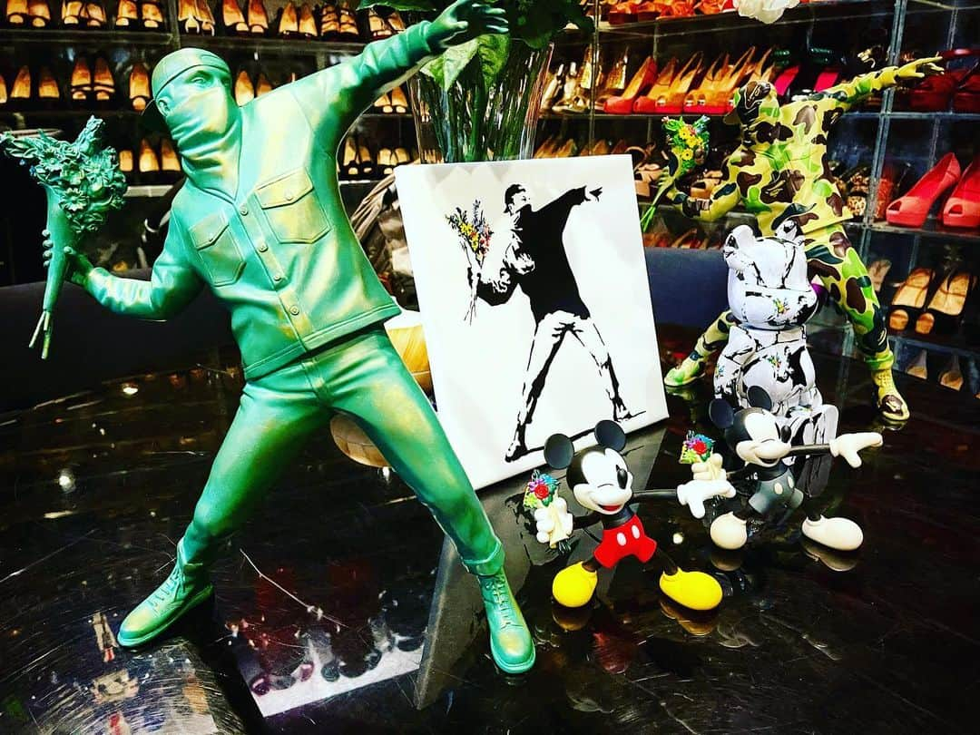 浜崎あゆみさんのインスタグラム写真 - (浜崎あゆみInstagram)「FLOWER BOMBER💐  #2gtokyo #medicomtoy #banksy」1月25日 0時28分 - a.you