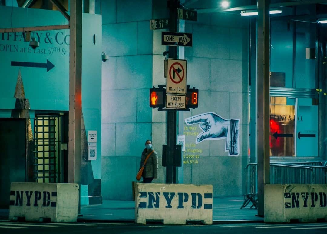 のインスタグラム：「Photo by @dina_litovsky / Since the start of the pandemic in New York City, I have spent my nights photographing the metropolis after dark. I look for streetlights that offer a sanctuary from the night, illuminating lonely passersby shuffling in and out of darkness. This was photographed on Fifth Avenue, Midtown. For more images, follow me @dina_litovsky.」