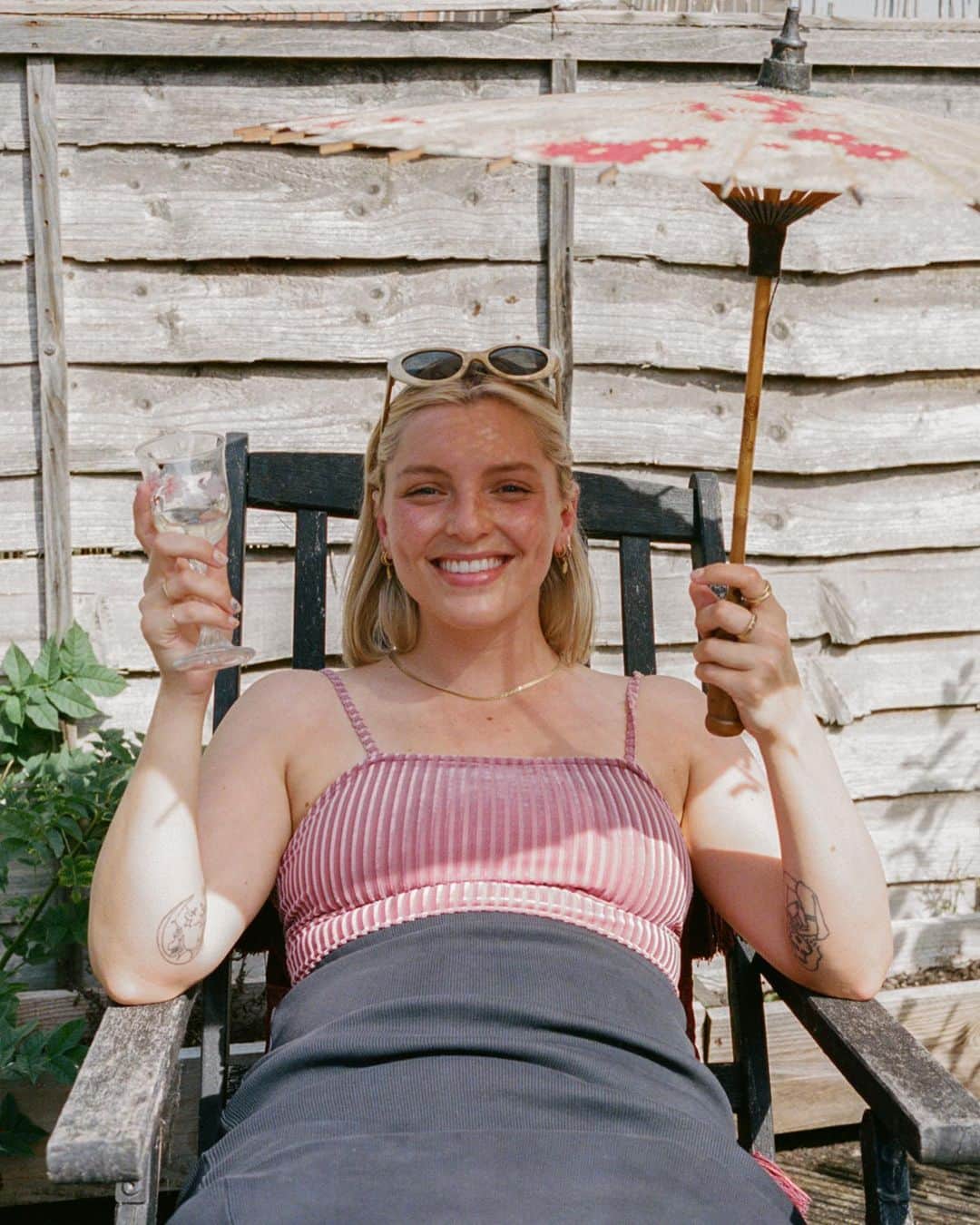Estée Lalondeのインスタグラム：「Snow is cute ❄️ but I’m a summer baby thru and thru 🌞」