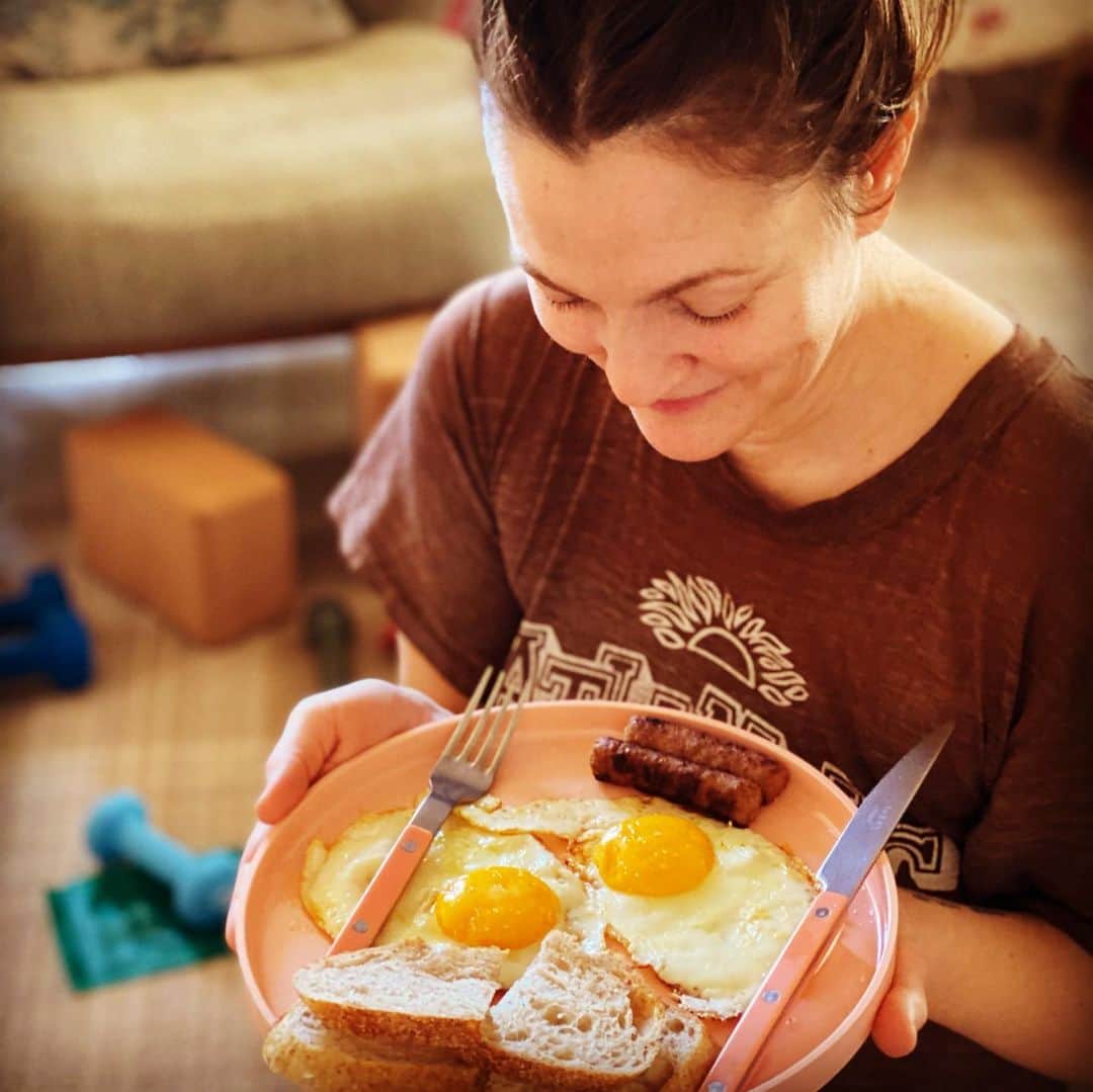 ドリュー・バリモアさんのインスタグラム写真 - (ドリュー・バリモアInstagram)「My daughter made me this breakfast and I think it might be one of the best moments of my life. Like she did it while I was doing something else. All by herself and surprised me with it. I’m honored. I’m impressed. I’m holding this moment in my heart!!!!!!!!!!」1月25日 0時41分 - drewbarrymore