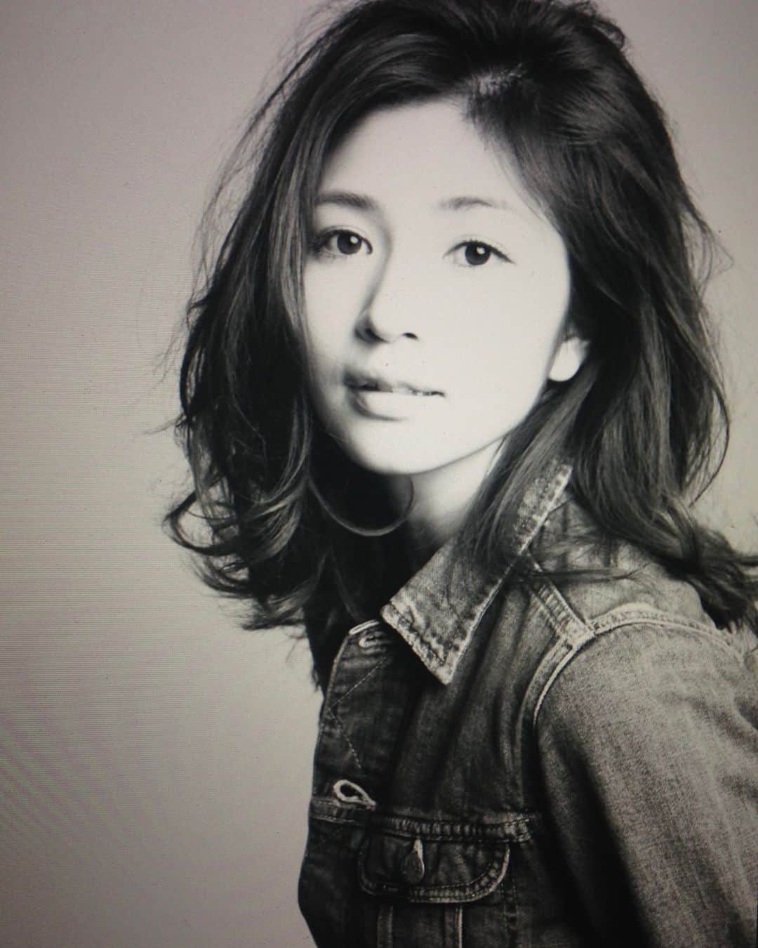 宇井愛美のインスタグラム：「8 years ago. . . . . . 昔の写真が必要で遡ってたら 出てきた作品撮りの写真。 . 懐かしいなぁ。^ ^ . . . . #作品撮り #作撮り #たぶん #8年前」