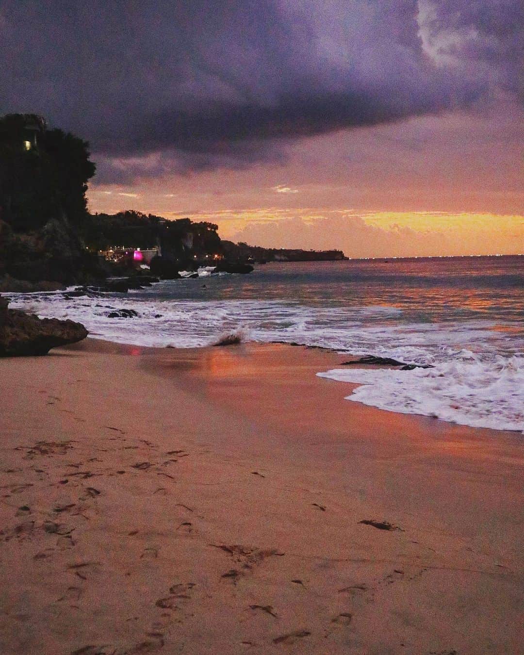 のインスタグラム：「𝐼𝑛 𝐵𝑎𝑙𝑖 There's no more illusions, no more escapes.  #bali #justforus #nooneishere #sunsetphotography」