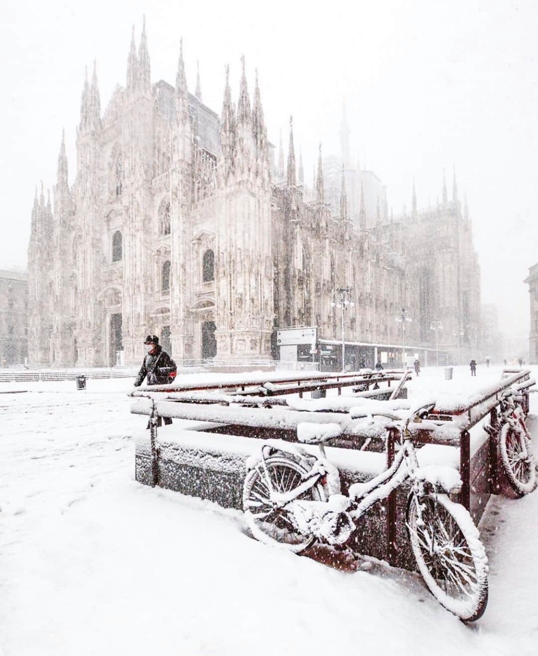 Earth Picsさんのインスタグラム写真 - (Earth PicsInstagram)「A snow filled day at Duomo di Milano in Milan, Italy. 😍 Tag a friend you’d like to experience this with! Photo by @kavalaomer」1月25日 1時00分 - earthpix
