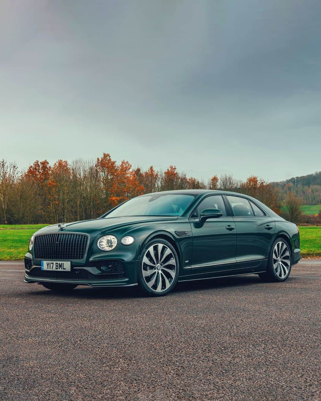 ベントレーさんのインスタグラム写真 - (ベントレーInstagram)「Green with envy suddenly makes sense. The #NewFlyingSpur V8. _ #Bentley Flying Spur V8 WLTP drive cycle: combined fuel consumption: 22.2 mpg (12.7 l/100 km), combined CO₂: 288 g/km」1月25日 1時01分 - bentleymotors