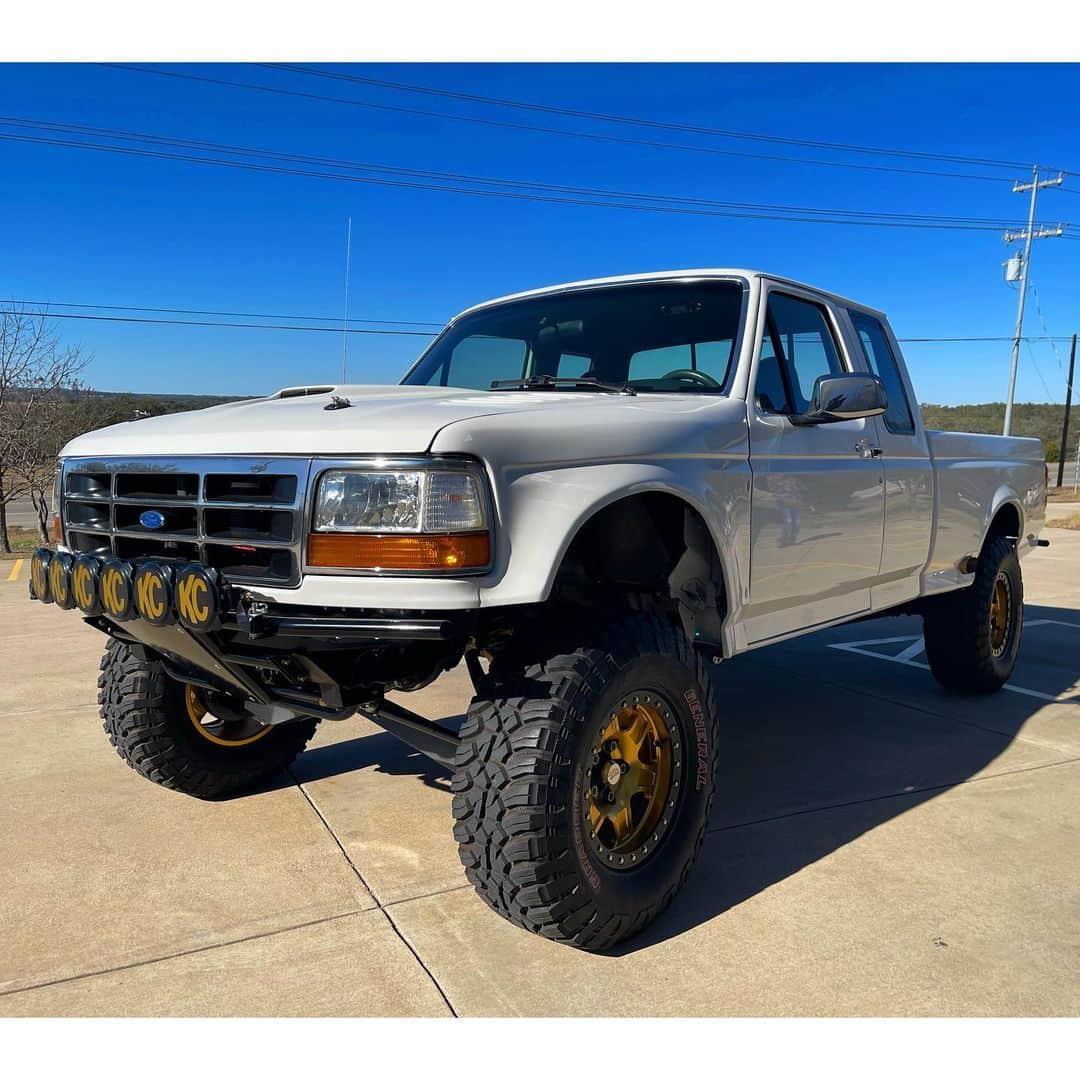 ウエストコーストチョッパーズのインスタグラム：「🛑SOLD🛑SOLD🛑 !!!!PRICE DROPPED!!!!  Jesse James’ 1993 Ford F-150  Driven 65,000 miles  1993 Ford XLT  65k original miles. It was the Original Mock up truck at FABTech Then completely built by UMP in the 90’s.  Mild dyno’d 351w motor with Holley EFI with custom air intake. World Heads, Schnider Cam, Long Tube Headers by UMP.   NEW ATS built E4OD Trans with Baumann ECU.  NEW 3.00” Kings with 2.5” King bumps,Custom Anodized Gold.  4130 boxed unequal length beams.  8.8 rear widened 4.00” and trussed. 4.86 gears. 31 splines, Limited slip diff, 5/8 wheel studs. Wilwood Discs.  New Fuel Safe fuel cell.  Truck has been taken down to the frame. Brand New Paint, Powdercoat, Bed liner and suspension.  Wired by Joey at ProWire  New Innov8 wheels with 35.00” General tires.  New Mastercraft seats, belts.   LeadNav GPS wit New IPad Pro and Billet Mount.  Custom aluminum console by Kibbetech.  Kibbetech turning brake.  ProEagle Jack & Safecraft fire suppression.  I’m sure I’m leaving out stuff but that’s the big stuff.  It’s a stunning, beautiful truck that my shop has put two years into..  You will not find a nicer OBS. Asking $69K Possible trades plus Ca$H.  Call or DM or Email if interested: 888-269-0666  Guns@jessejames.com  More information and pics on @popesautoexchange FB page  #jessejames」