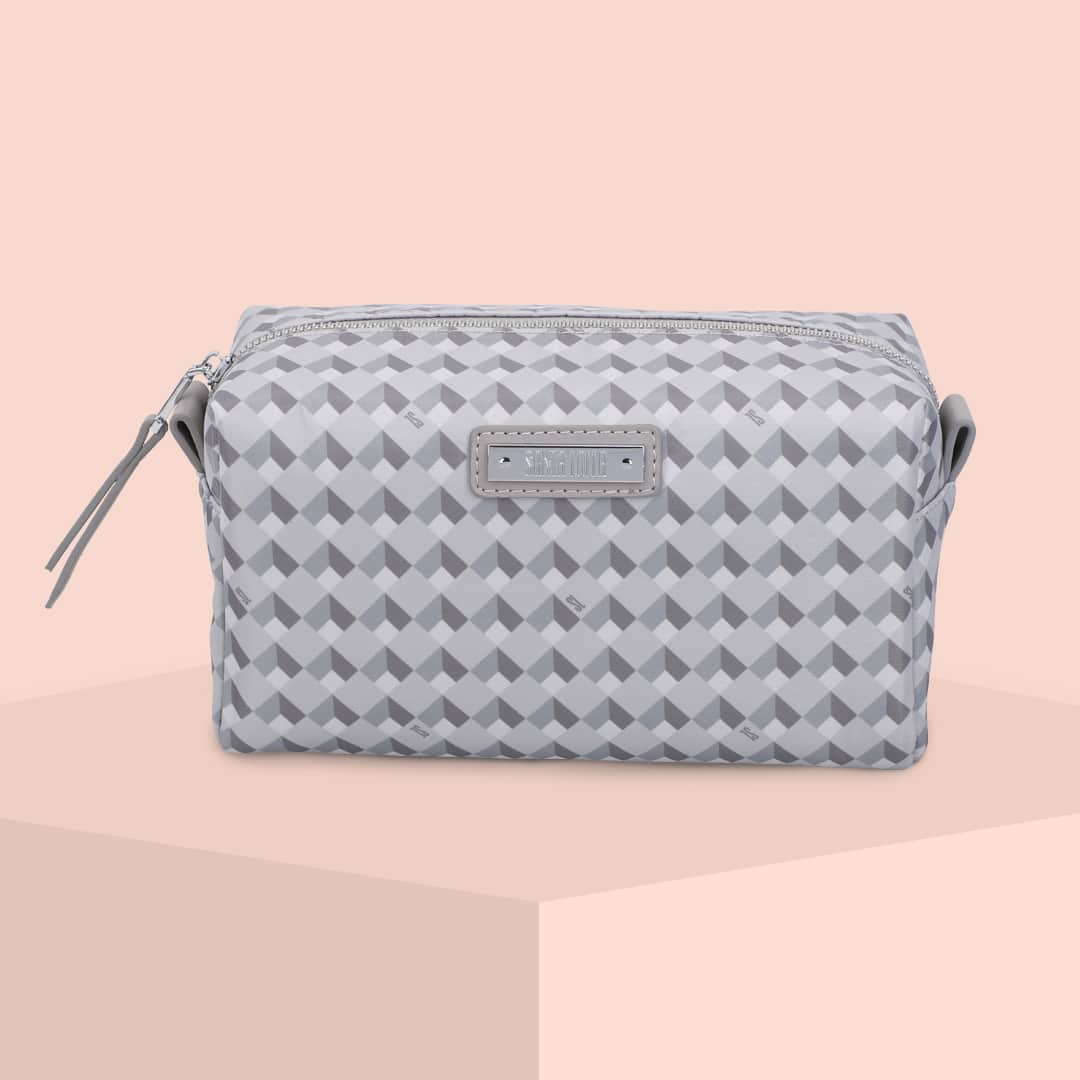 Santa Lollaのインスタグラム：「Para uma bolsa sempre organizada vale a pena investir em um nécessaire lindo, como os nossos da linha Monograma Cubos. [ R$119,90 cada ] #santalollaverao21 #SLhandbags #monogram #necessaire」