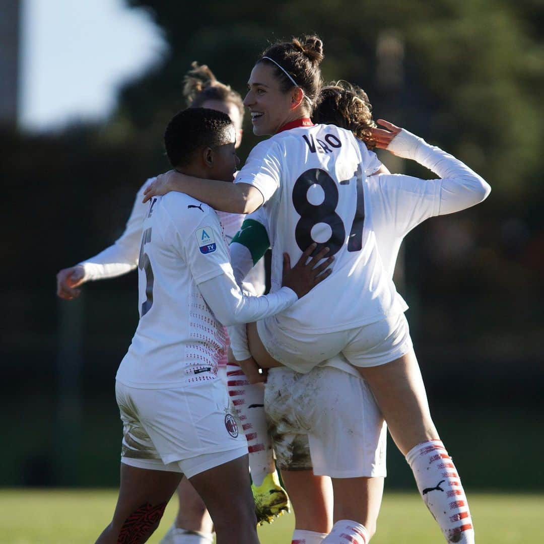 ACミランさんのインスタグラム写真 - (ACミランInstagram)「©️ @valentinagiacinti leading the way ⚽⚽ #FlorentiaMilan: a hard-fought battle, but we prevailed 👏 #FollowTheRossonere #SempreMilan」1月25日 1時03分 - acmilan