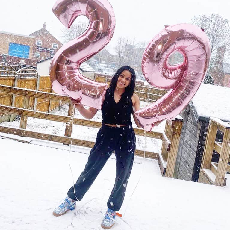 レベッカ・ダウニーのインスタグラム：「Sweatpants / snow & surrounded by love 💕 HELLO 29」