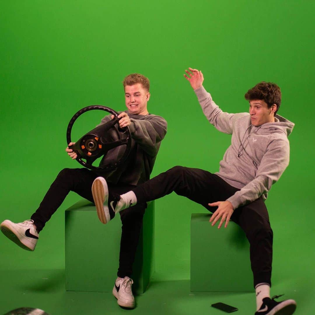 Kayefのインスタグラム：「Ich, lässig cruisend mit @wincentweiss - im Radio läuft seine neue Single „Wer wenn nicht wir“ 🤘🏼 Kommentiert wohin wir fahren und gönnt euch das Musikvideo made by @maervle ! So genial 😅 Viel Spaß!」