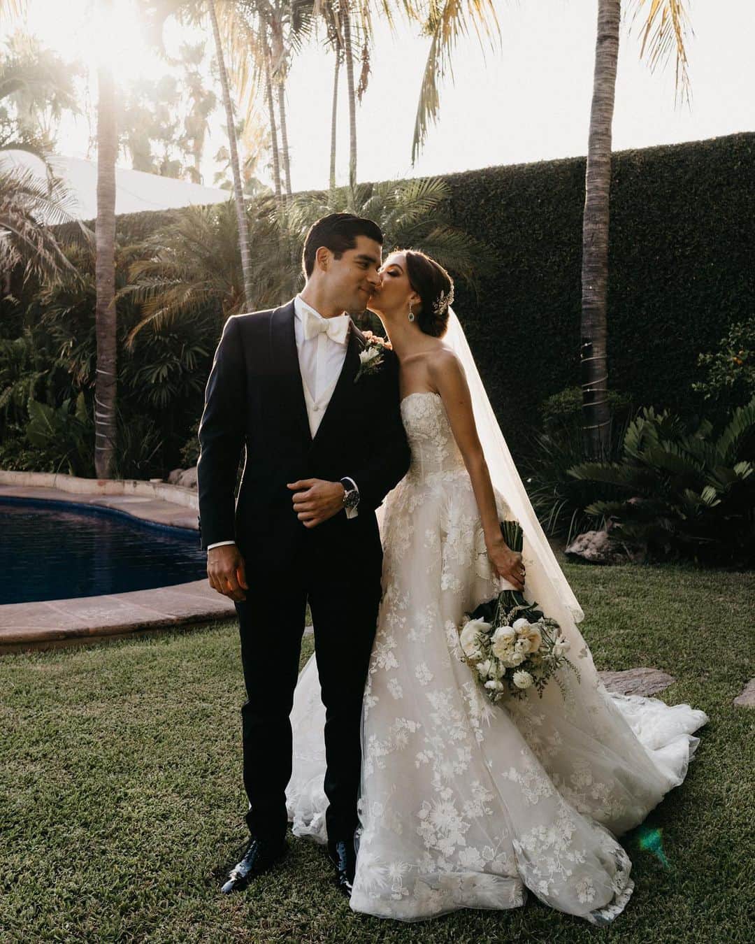 Monique Lhuillierのインスタグラム：「Caught in a Moment 🤍🌿 #moniquelhuillier #mlbride」