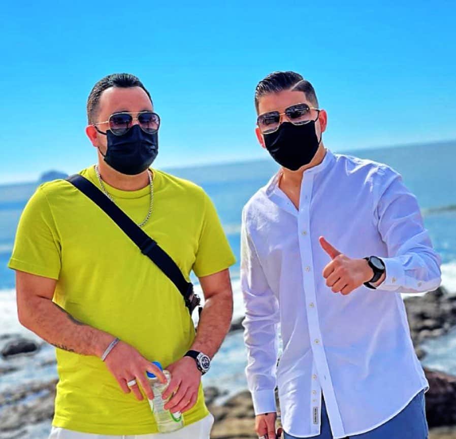 ケビン・オーティズのインスタグラム：「Les dejo algunas fotos del video oficial de #seriainteresante @alejandrogarciamusic  un video el cual le echamos todas las ganas para que sea todo un exito gracias a todas las fans que asistieron al video y a todo el equipo de trabajo @badsinmusic @a.castaneda_a @sueltalasopatv 🎬🎥🙏🏻🌴👙🕶🐬🐟🌴🌴🌊☁️🌕🏐🍾🥇🎤🎆📸🔑❤️」