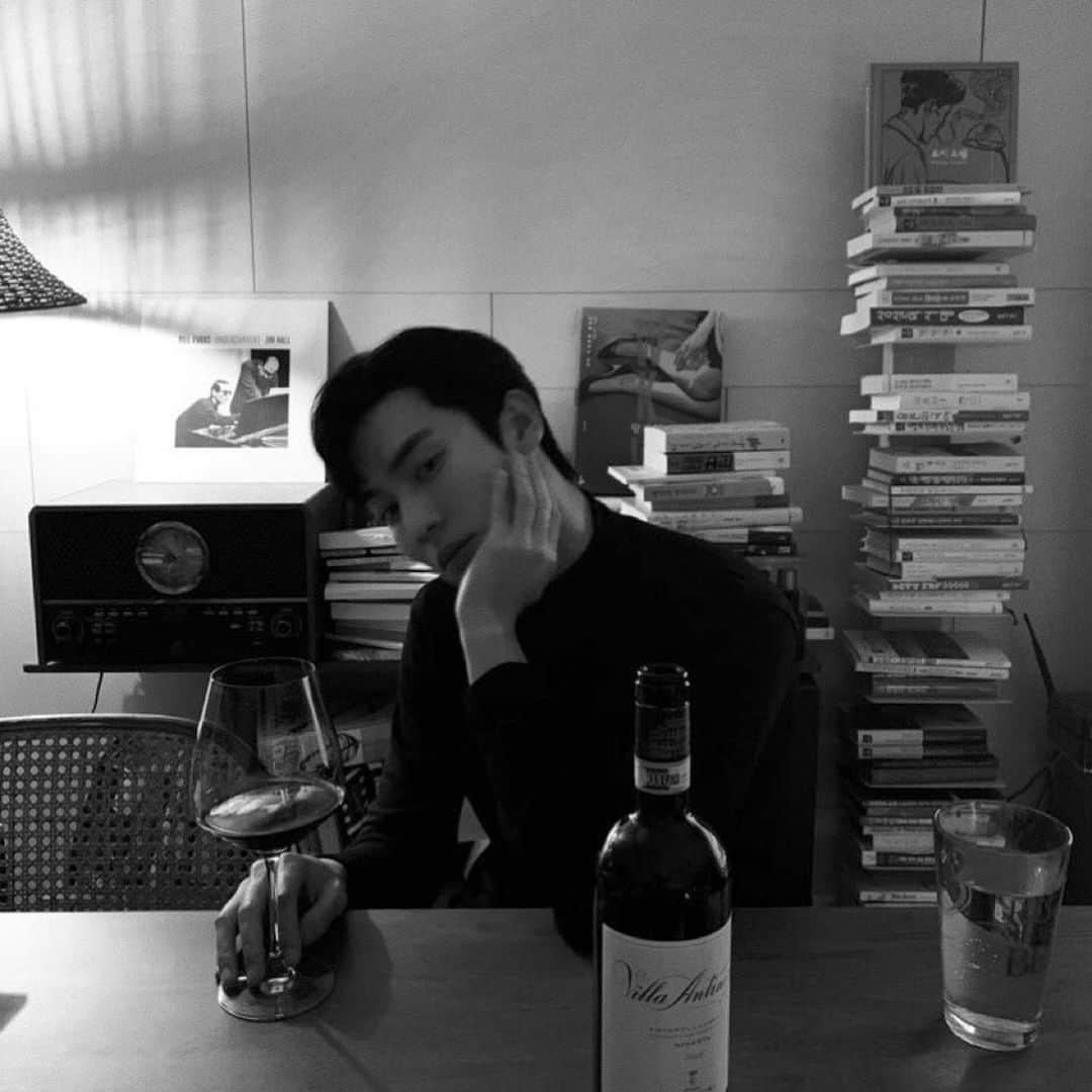 クォン・シヒョンさんのインスタグラム写真 - (クォン・シヒョンInstagram)「취향 #화양연화 #lp #wine」1月25日 1時25分 - rnjs28