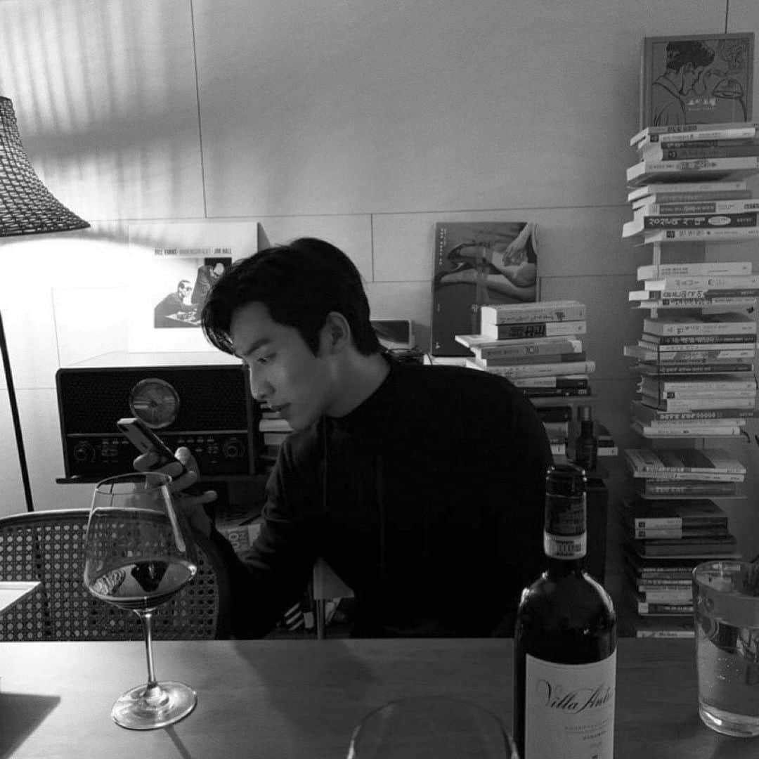 クォン・シヒョンさんのインスタグラム写真 - (クォン・シヒョンInstagram)「취향 #화양연화 #lp #wine」1月25日 1時25分 - rnjs28