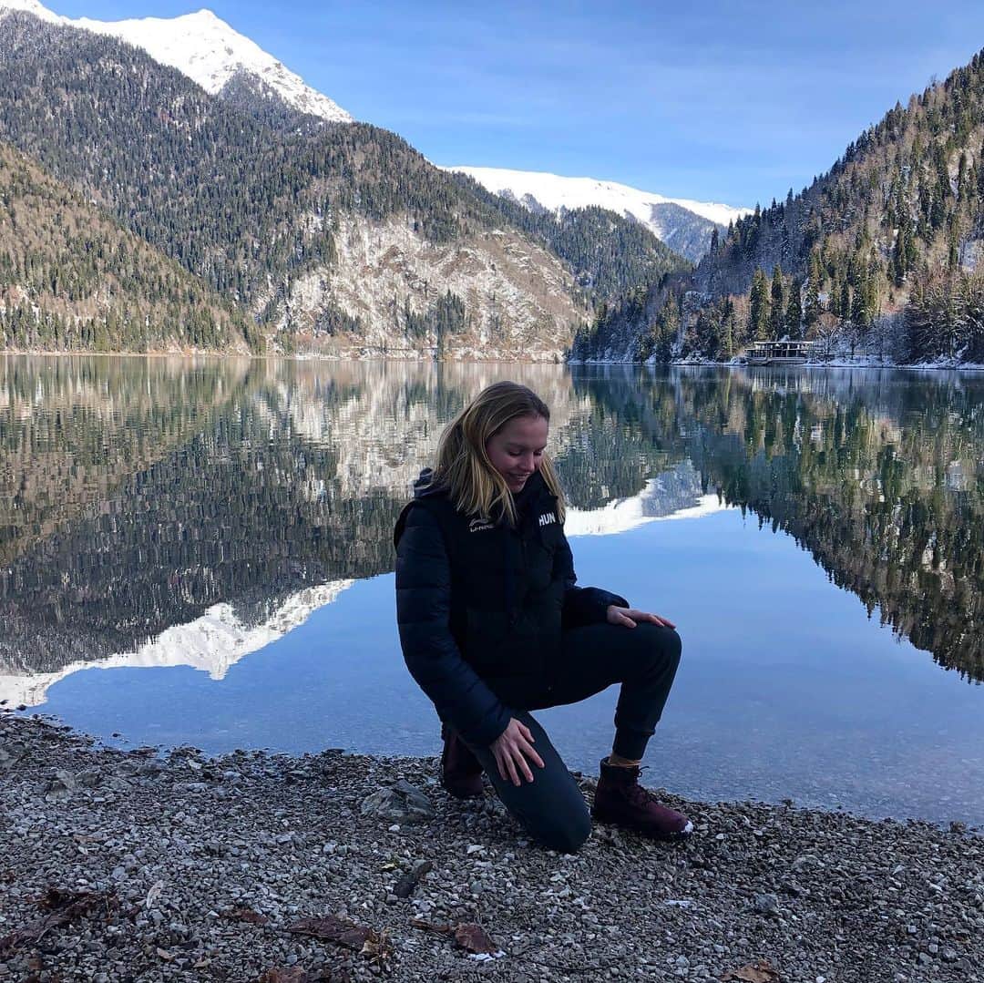 ユリア・シェチニンのインスタグラム：「Made my body wake up at 6, to get my soul the adventure it was craving 🤍 • #daytrip #adventure #discover #travel #abkhazia #nature」