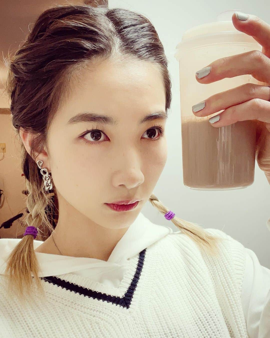 中嶋イッキュウのインスタグラム：「グルテンフリーについて聞かれることが多いので書きます😒 2020年は月に一度だけグルテンが含まれるものを食べても良いと言うルールでやってまして、基本的に小麦を含む食べ物は食べてなかったんですが😒 「調味料の一部に小麦を使用」とかは食べてしました😒 ダイエット目的じゃなくて一年を通して何か一個成し遂げよ〜と自分に課していただけなのでグルテンを含まないものは食べまくっていました(なので結果体重が減ったりはしてないです)😒 体感としては、やりはじめ3ヶ月くらいは特に ・お通じが良くなった ・目覚めが良くなった ・集中力が上がった ・基本的にやる気ある ・肌の調子が良くなった など効果が感じやすかったですが 体もグルテンフリーが当たり前になってしまったのか後半は 月一のグルテン食べて良い日に 食べたあと ・動けないくらい爆睡してしまう ・体が重い ・頭も重いしその日はやる気出ない って感じでした　笑 2021年になったのでどうしよっかなーと思いましたが 今年は人とご飯食べる時だけグルテンOK！ というルールに変えました😒 人とご飯食べる機会も少ないやろうし、その時は断らなくて済むように、そんな感じにしましたとさ〜😒 ちなみにグルテンフリー始める前から麺類パン類そないたべない方だったので 普段からグルテンまみれではない私でこれくらいの効果？を感じてます😒 ご参考までに！😒 ほんで最近は筋トレしていまーす！😒 現場からは以上です😒」