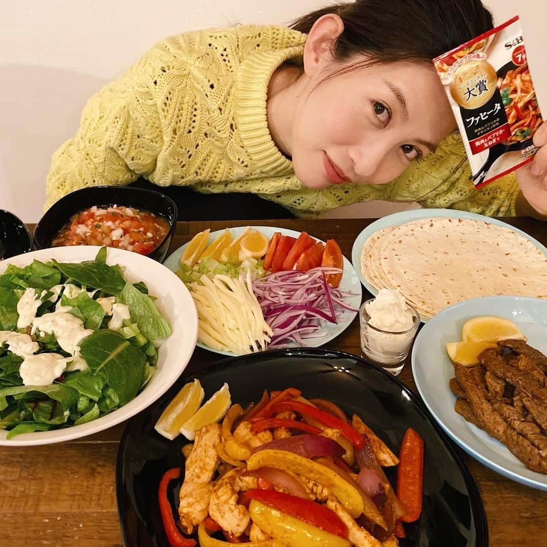 のインスタグラム：「実はブラジル料理🇧🇷より大好きな メキシコ料理🇲🇽🤤  この間、エスビー食品『レッチャ！』シリーズに、メキシコ料理のファヒータがあると教えてもらって、早速メキシカンパーティー🥳🎉 全国のレシピ自慢さんから公募して、大賞に選ばれたものなんだって。提案者は昔からメキシコ料理に親しんできたという本格派✨✨✨  材料を切って炒めてレッチャを入れるだけの簡単！手軽！が魅力だけど、 あたしはせっかくだからひと手間かけて、前日から下準備。 お肉が柔らかくなるように砂糖をすり込んだ後に、塩を塗って一晩放置。 翌日塩抜き。これでお肉がめっちゃ柔らかくなるんだよねー🤤🤤  お肉は2種類🍖 ⌘鶏肉&パプリカ&レッドオニオン+レッチャ！ ⌘牛肉+レッチャ！  そして、トッピングを準備。 ファヒータは手巻き寿司みたく、いろんな具を用意してフラワートルティーヤ包むのが好き♪  ⌘トマト&玉ねぎ&ニンニクのサルサ ⌘ワカモレ ⌘レッドオニオン、トマト、レタス等の生野菜 ⌘チーズ ⌘サワークリーム ⌘手作りシーザードレッシングのサラダ  ちょっと美味しすぎて感動した！ メキシコ料理好き仲間に写真送りつけた🤣🤣  レッチャ！をまぜるだけで、塩胡椒すらナシで味が完成するの。いろんなスパイスが入ってるんだろうね。メキシコ！！！って感じのスパイシー肉に早変わり😳 外食になかなか行けない今、メキシカン風味に飢えていたあたしには、救世主のような存在だった😳  メキシコ料理ってね、ほんと美味しいんだよ！！！！  こんな長い分投稿したのはじめてかも(笑) メキシコ料理への愛が溢れてしまいました。  #レッチャ #エスビー #エスビー食品 #夕ご飯 #晩ご飯 #今日のごはん #おうちごはん #メキシコ料理 #メキシコ料理🇲🇽 #メキシカン料理 #メキシカンフード #ファヒータ #トルティーヤ #メキシカンパーティー # #mexicanfood」