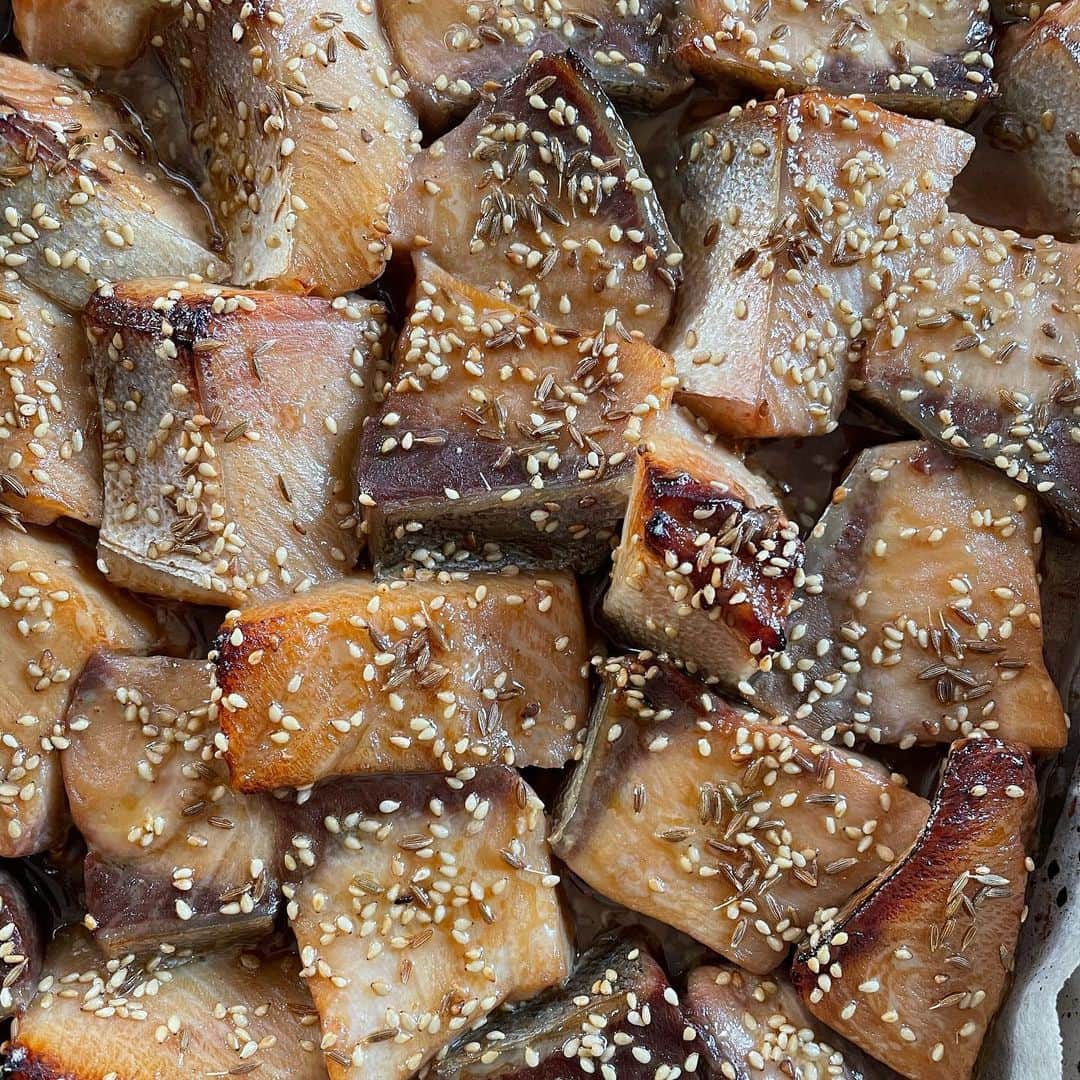 MOMOEのインスタグラム：「鰤  焼いた香りがたまらない 醤油と味醂につけて、クミンと胡麻をふって焼くだけ  魚の脂と醤油とクミンがとても合う  鯖でも美味しい  #diary  #momoe  #momoegohan」
