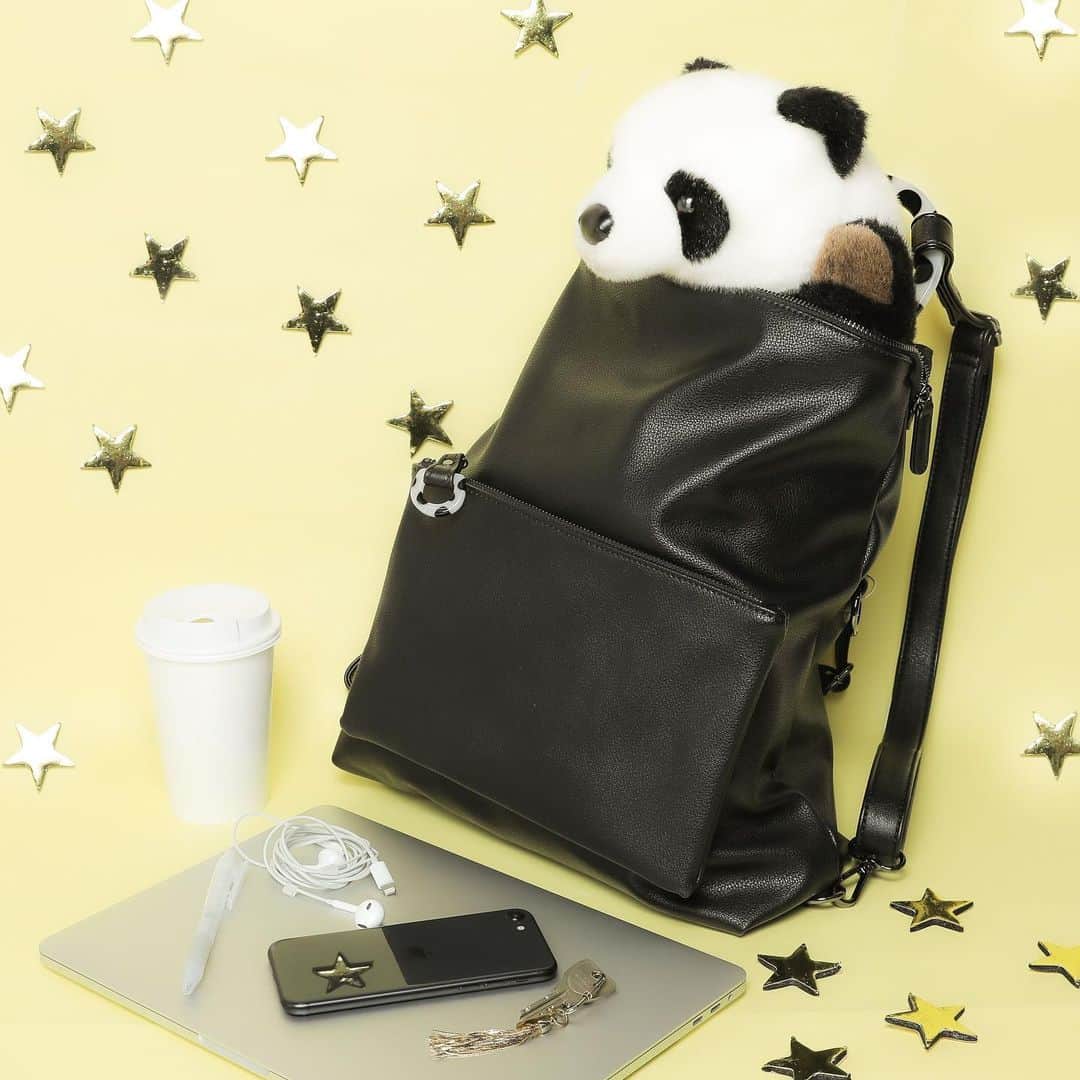 のインスタグラム：「イアパピヨネでお洒落なバッグをゲットしたよ😍🎵 パンダみたいなカラーの樹脂製オリジナルパーツがポイントのマルチウェイバッグなんだ🐼💗 リュック、ショルダーバッグ、ハンドバッグ、クラッチとして持てる万能バッグで、人気が高くてロングセラーなんだって😆✨ パソコンも入るから、ノマドワーカーにもぴったりだね💕  Got a cool bag at ear PAPILLONNER😍♫ This multiway bag in distinctive panda colors features original resin parts🐼💗 It can be used as a backpack, a shoulder bag, a hand bag as well as a clutch bag! It’s also their longtime best seller😆✨ The bag also fits a notebook, so it’s perfect for someone working on the go💕  我在ear PAPILLONNER買了一個時尚的包包😍🎵 這是一個多功能的包包，帶有類似於熊貓配色的樹脂製原始部分的分層🐼💗 可以作為雙肩背，單肩包，手提包和便攜手拿包，很有人氣也非常暢銷喲😆✨ 電腦也可以放進去，非常適合移動辦公的人💕  #上野 #アトレ上野 #アトレ #atre #atreueno #パンダ #上野パンダ #上野散策 #熊猫 #東京観光 #PANDA #🐼 #ueno #tokyotour #ぬい撮り #earpapillonner #イアパピヨネ #バッグ #通勤バッグ #通学バッグ #カジュアルバッグ #メンズバッグ #マルチバッグ #大人バッグ #シンプルバッグ #バックパック #ショルダーバッグ #ハンドバッグ #クラッチバッグ #パソコンバッグ」