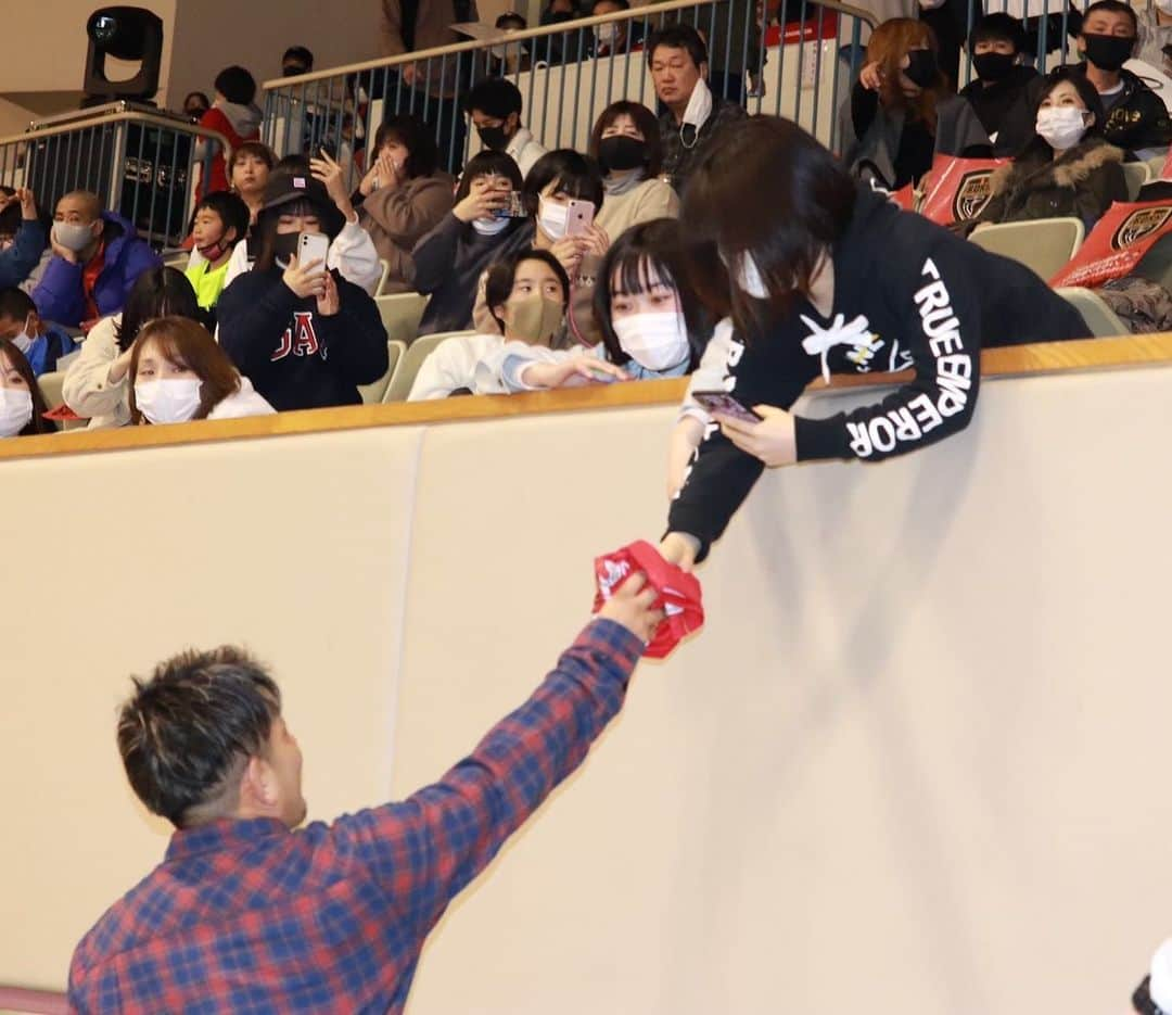 皇治さんのインスタグラム写真 - (皇治Instagram)「福岡でプロフットサル　Fリーグに行かせてもろたよ。  めちゃカッコ良かった♪  コロナで制限のある中応援してくれた皆んなありがと。  福岡でも沢山応援してくれるファンに会えてパワーもらった♪  レイさん初め福岡の皆様本当にありがとうございました♪  感謝。  # Fリーグボルクバレット北九州 #マサルさん #acane  #中町兄妹 #mj #皆ありがと」1月25日 12時23分 - 1_kouzi