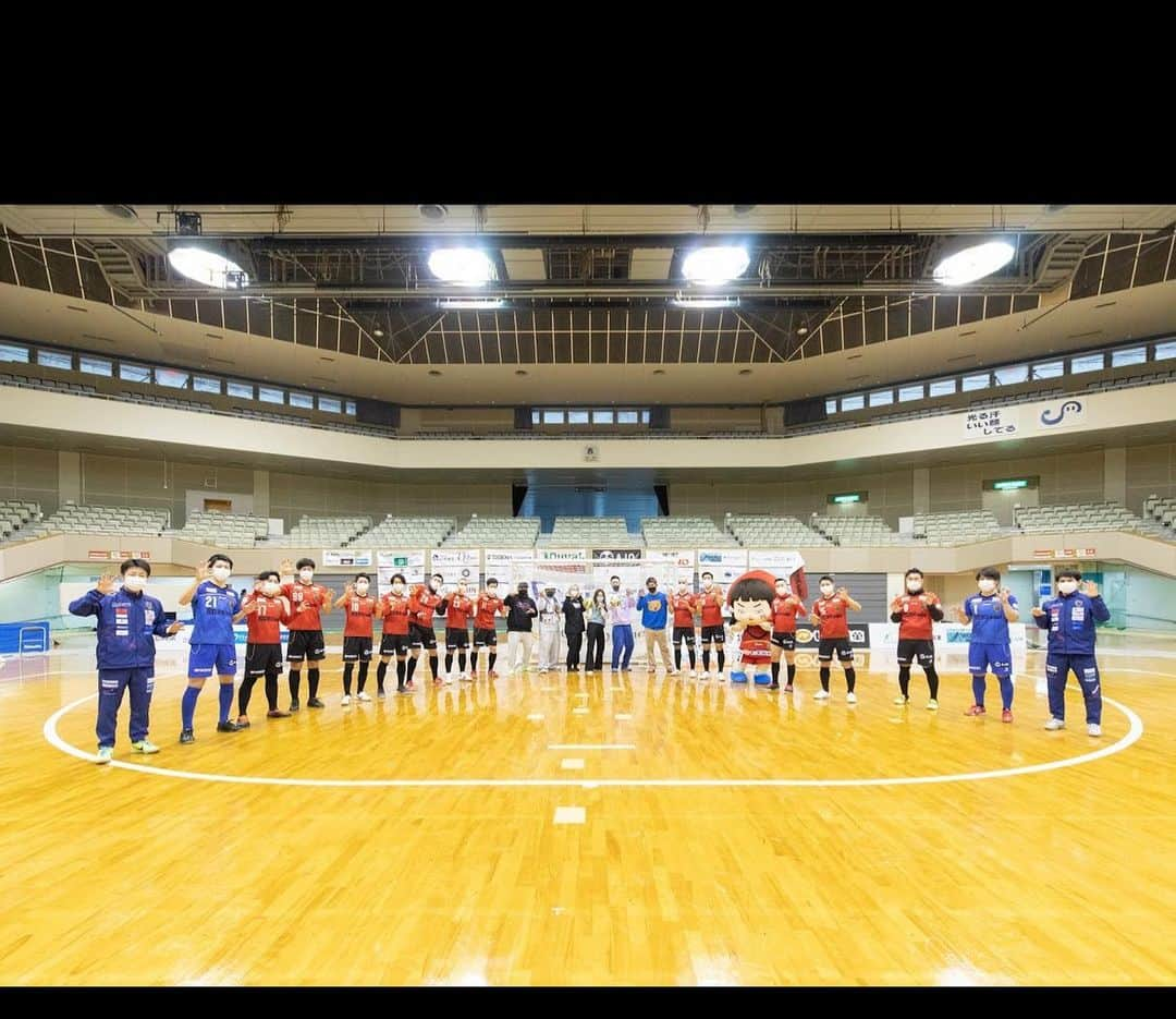 皇治さんのインスタグラム写真 - (皇治Instagram)「福岡でプロフットサル　Fリーグに行かせてもろたよ。  めちゃカッコ良かった♪  コロナで制限のある中応援してくれた皆んなありがと。  福岡でも沢山応援してくれるファンに会えてパワーもらった♪  レイさん初め福岡の皆様本当にありがとうございました♪  感謝。  # Fリーグボルクバレット北九州 #マサルさん #acane  #中町兄妹 #mj #皆ありがと」1月25日 12時23分 - 1_kouzi