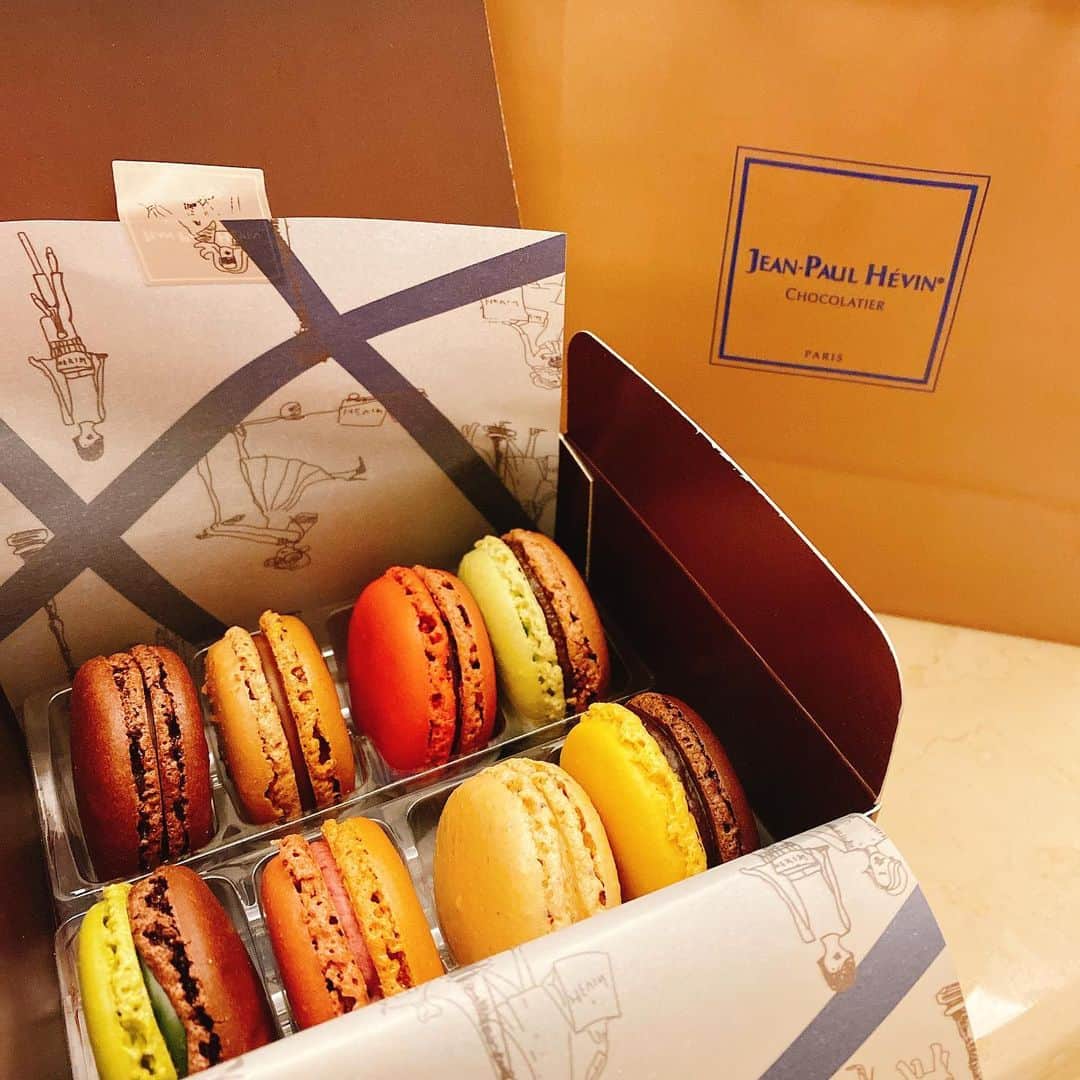 中村かなのインスタグラム：「大好物🤤🍫❤️ ・ @jeanpaulhevin_japon  ・ ・ ・ ・ #マカロン #jeanpaulhevin  #ジャンポールエヴァン  #チョコレート #macaron  #chocolate」