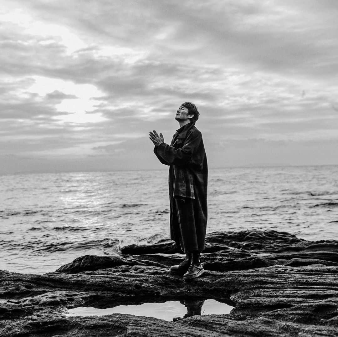 伊原剛志のインスタグラム：「IHARA Stylebook   Yohji Yamamoto   テーマは 流れ着いた男‼️  @tsuyoshi_ihara @yohjiyamamotoinc @yohjiyamamotoofficial  #YOHJIYAMAMOTO #YohjiYamamoto #stylebook #IHARAオフィス #伊原剛志 #ファッション #三浦海岸 #50代ファッション」