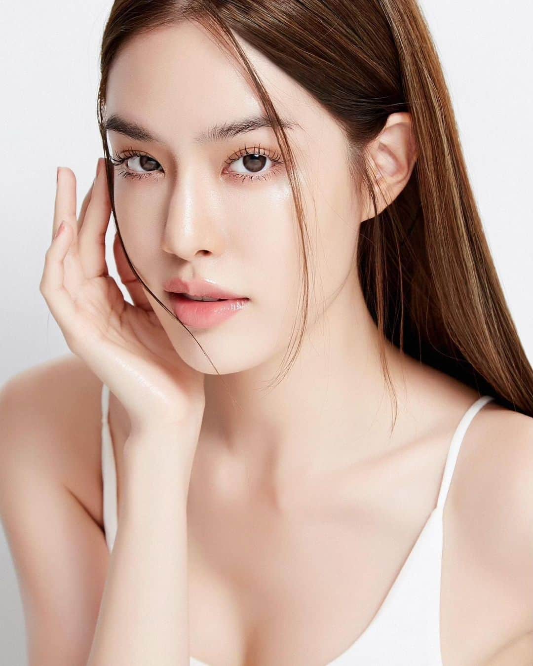 グレース＝カンクラオのインスタグラム：「2021 It's glow time!  Photo : @aofphotos Make up : @minddmakeup  Hair : @komkiss_hairstylist  Stylist : @s.spritenarakza Asst.stylist : @umarangsee」