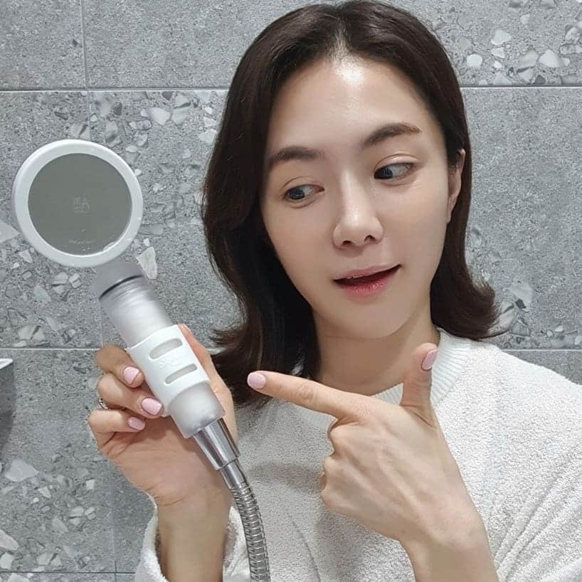 のインスタグラム：「이젠 작년처럼 수돗물 유충사건이 터져도  녹물이 흘러나왔대도 수돗물에서 이물질들이 나온대도 우리는 안심할 수 있어요!    세계 아토피 협회에서 인증받고  국내 검증기관의 시험을 통한 안전성과  각종 필터 & 수질검사등의 꼼꼼하고 철저한 검사과정을 거친!!!!! 수압까지 완벽한 필터샤워기 #아토비타샤워기 가 있으니까요💙 중국산이 대부분이지만 아토비타샤워기는 100% 국.내.생.산💙   Melt blown 방식의 바디필터가  👉불순물을 심층 여과 👉5μm의 미세입자까지 완벽차단 항균볼필터가  피부를 건조하게하고 가려움증을 유발하는 👉수돗물 속 염소제거 👉세균 99.9% 억제,  마이크로 패브릭 필터가 마지막까지 👉불순물완벽차단   ⁉️수압이 강하다는데 아프지않나요⁉️ 0.22mm , 245개의 초미세홀살수판은 수압은 강력하게만들면서 피부에 닿는 물줄기는 부드럽게하고 마사지하는 듯한 느낌을 주며 풍성한 물방울을 만들어내 이 과정에서 자연 음이온이 생성된답니다.   심지어 🌟동일한 시간 샤워해도 일반 샤워기보다 약 33%물이 절수 된다는 어마무시한 사실🙊   수압이 세서 샤워시간도 단축되는데 절수까지‼️   칭찬안할 수 없겠죠❤   ⁉️샤워기 소재는⁉️ 젖병소재로도 쓰이는 트라이탄 이에요.환경호르몬인 비스페놀 A가 검출되지 않아 안전하게 사용할 수 있으며 내열성이 우수해 열에도 쉽게 변형되지 않는답니다.   믿고쓰는프롬하나 '미쓰하'가 자신있게 추천해요!  특히 3번구성은 첫 런칭이기때문에 가능한 가격🙊   또 혹시..택배 받으시고 저한테 이런디엠 주실거아니시죠? 이렇게 좋을 줄 알았으면  두개 살 걸 하나 더 사서 부모님집에 선물할껄요😅 요런..디엠😭시러요옹 요 말도안되는 가격이랑 구성일때 겟겟겟 하셔서 함께 샤워의 신세계에 빠져보아요♡   오늘부터 3일간만, 공구가 없던 브랜드 프롬하나 단독 첫 런칭, 정직하고 바르게 만드는 올바디 아토비타 샤워기   www.fromhana.com 에 오픈했어요💙   💧오피셜계정 @fromhana111 💧제품문의 kakao talk ID '프롬하나cs' 💧구매는 상단프로필란의 파란색 링크주소인 프롬하나닷컴 클릭 ✔」