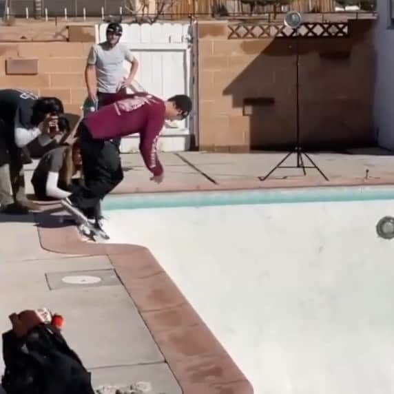 トリスタン・レニーのインスタグラム：「🌵Epic day in the desert with an epic crew🎥: @tonyhawk  #skateboarding #rockstarenergy #rockstarskate #tacodudes #bloodwizard  #sessionsmfg #boneswheels #usaskateboarding」