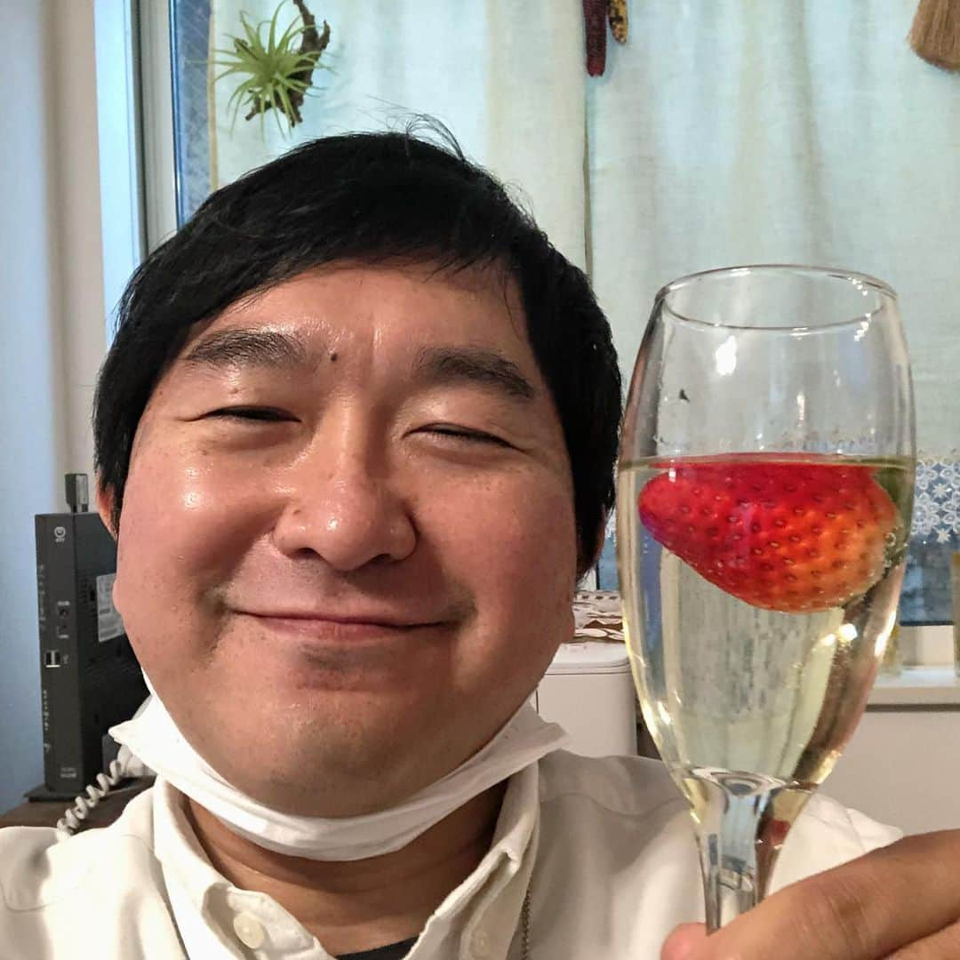 小石田純一さんのインスタグラム写真 - (小石田純一Instagram)「シャンパンにイチゴ入れて乾杯。トレンディだもの。  #シャンパン #乾杯 #イチゴ #トレンディ #小石田純一 #ものまね芸人 #お笑い芸人 #ピン芸人 #芸人」1月25日 11時09分 - koishida.trendy