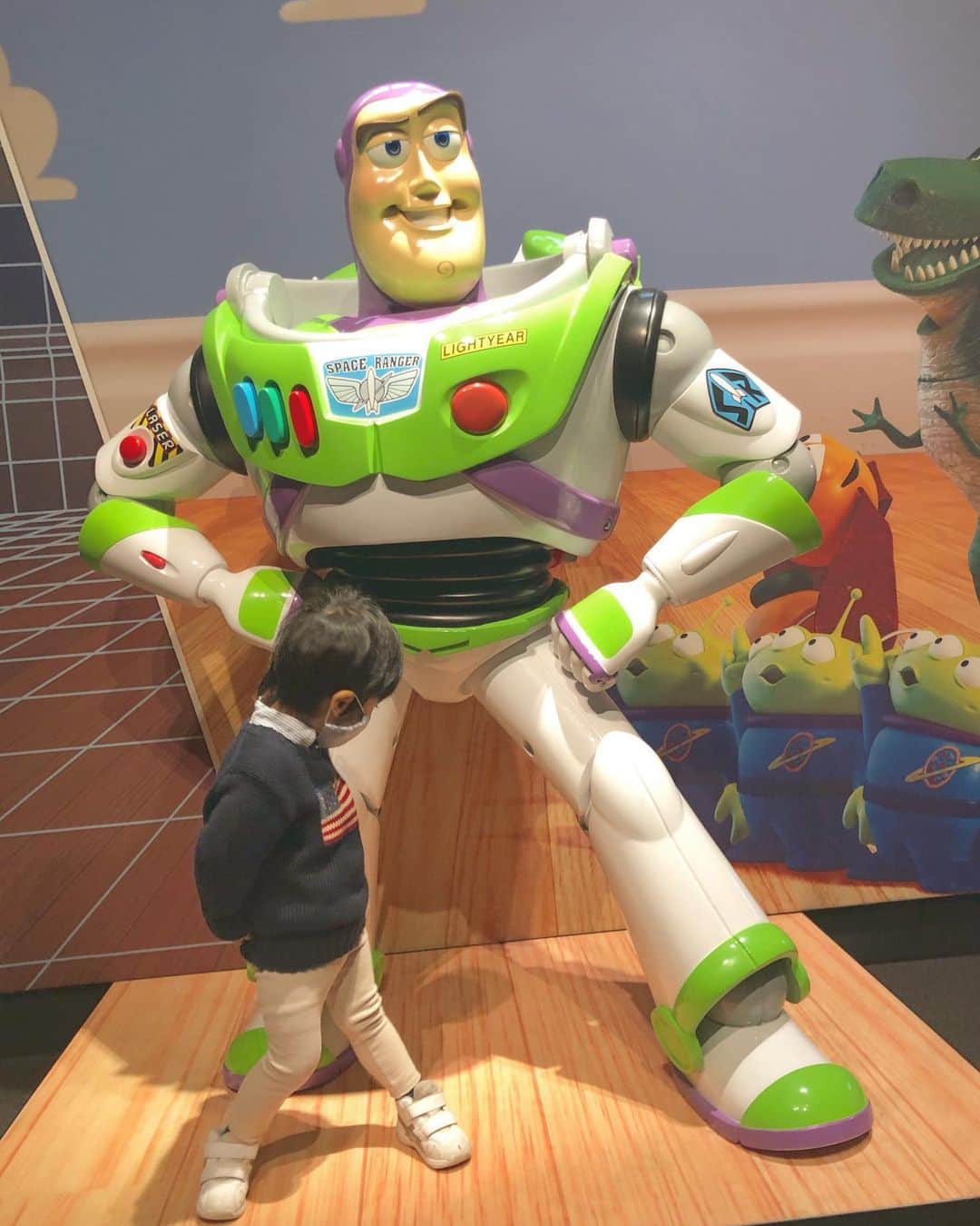 白渚すずのインスタグラム：「・ He is training poses!! Did he make a cool pose ..⁉︎ ・ ポーズ研究してますが… 無事カッコいいポーズを決められたでしょうか…⁉︎ ・ #pixar #toystory#buzzlightyear #buzz#disneypixar#ピクサー展#トイストーリー#バズライトイヤー」