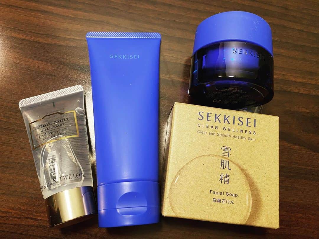 宮原智子のインスタグラム：「👼🏻👼🏻👼🏻  New Skin care goods! まだまだ続く乾燥する毎日に立ち向かいます！  いつも素敵な商品をありがとうございます🥰  #kose #コーセー #雪肌精 #sekkisei #skincare #スキンケア #潤いチャージ」