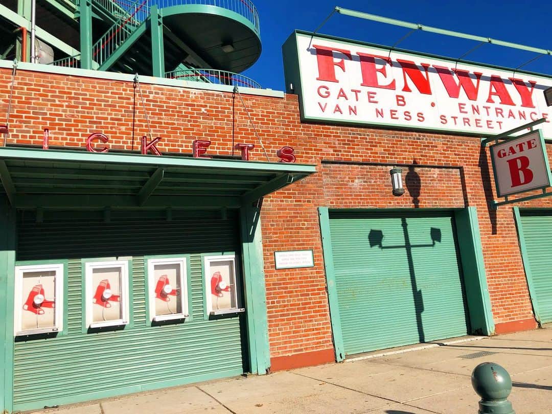 のインスタグラム：「・ I want to see MLB games live! ・ NYに居るからには ヤンキースの試合を見たいと思っていたのに… こんな状況でまだ見れず。 どうか、NY居る間に試合再開します様に…！  野球詳しい訳ではないけど、看板見て ＂あのレッドソックスね！＂とちょっとテンションあがった！」