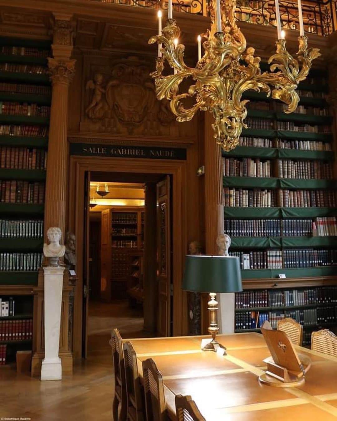 フランス大使館さんのインスタグラム写真 - (フランス大使館Instagram)「1643年に研究者に門戸が開かれたマザラン図書館はフランスに存在する最古の公立図書館です📚大変な愛書家であったと言われるマザラン枢機卿の個人図書館を前身としています。閲覧室には、アンティークの胸像や家具が飾られています。17世紀の木造細工で飾られたギャラリーや、彫像、天井に達する本、美しい緑色のランプなどが飾られていますよ✨#読書の夕べ🌝 📷: www.bibliotheque-mazarine.fr」1月25日 11時10分 - ambafrancejp