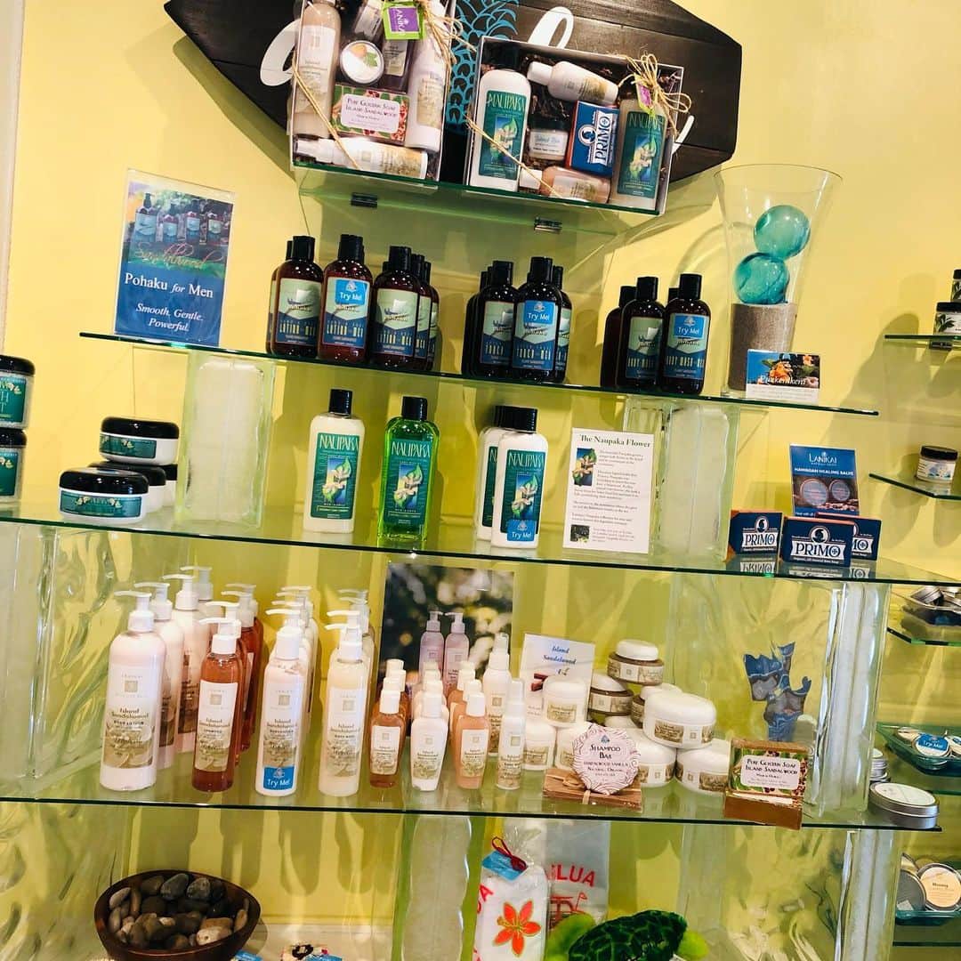 Lanikai Bath and Bodyさんのインスタグラム写真 - (Lanikai Bath and BodyInstagram)「Working in store this week! Looking great thanks to our awesome staff.」1月25日 11時12分 - lanikaibathandbody