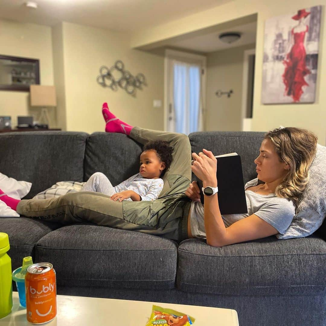 メリッサ・ビショップのインスタグラム：「Sunday’s always (99% of the time) look like this. ⠀⠀⠀⠀⠀⠀⠀⠀⠀⠀⠀⠀ Long run, big breaky, playing in puddles, everyone naps, dinners cooking, feet up, and paw patrol... ‘Cuz I need time to just finish this damn book  ⠀⠀⠀⠀⠀⠀⠀⠀⠀⠀⠀ #girlmom #sundayfunday #lifeisgood」