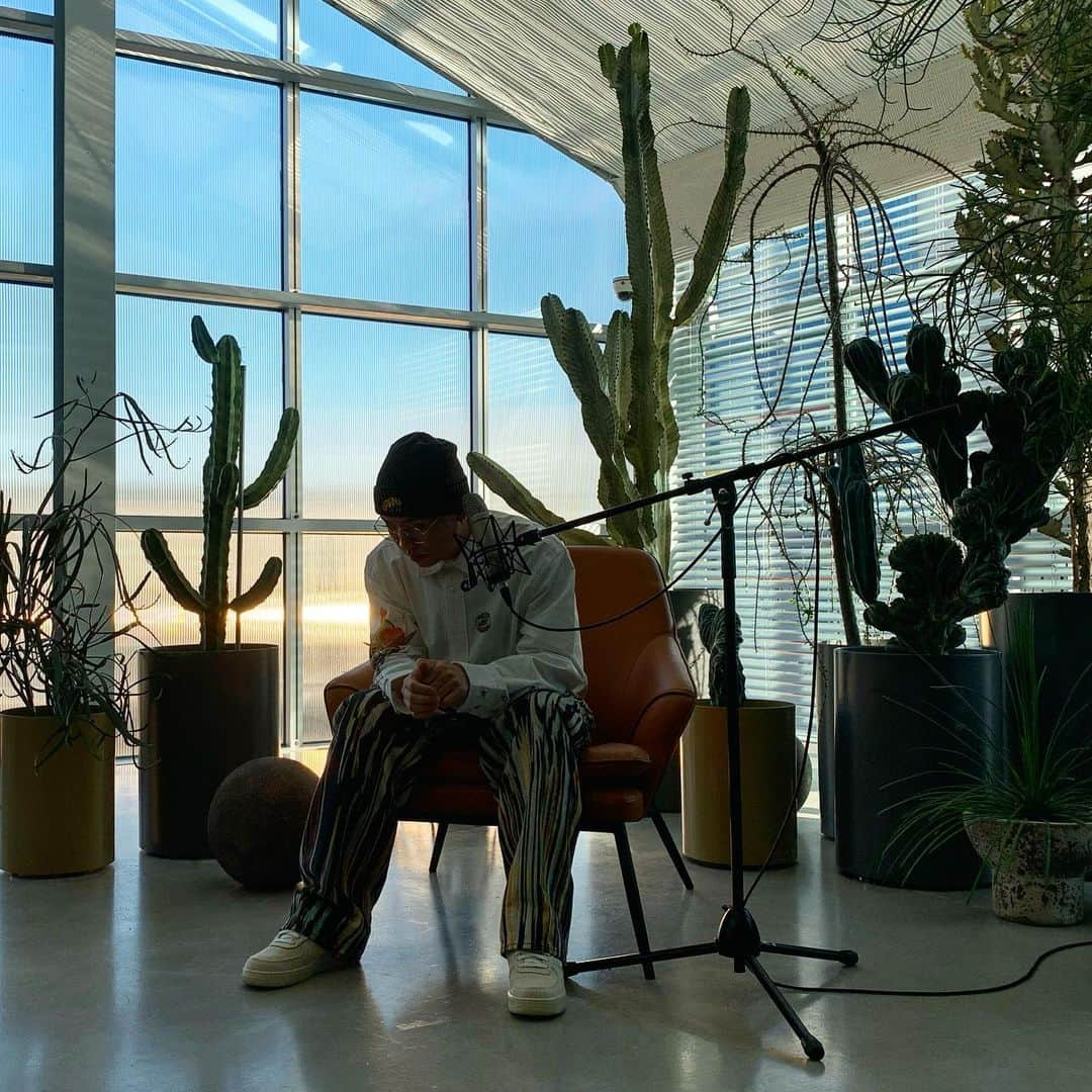 ゲコさんのインスタグラム写真 - (ゲコInstagram)「🌵보호색🐛🌵 #개작실 싱글라이브촬영  @sikmulgwan.seoul」1月25日 11時19分 - gaekogeem