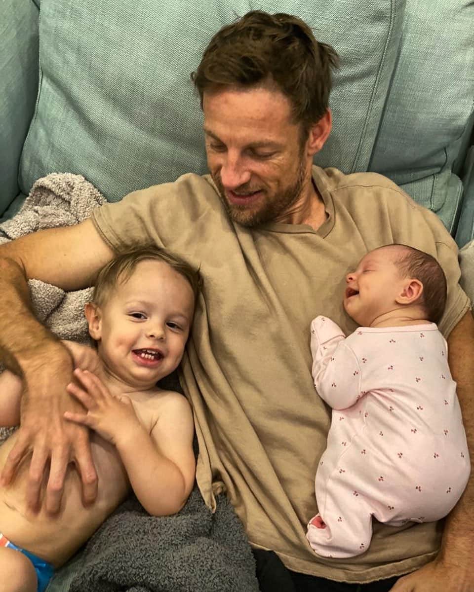 ジェンソン・バトンのインスタグラム：「Hanging with the kiddos! #hendrix #Lenny 📸 credit @brittnyward #mummy 😉」