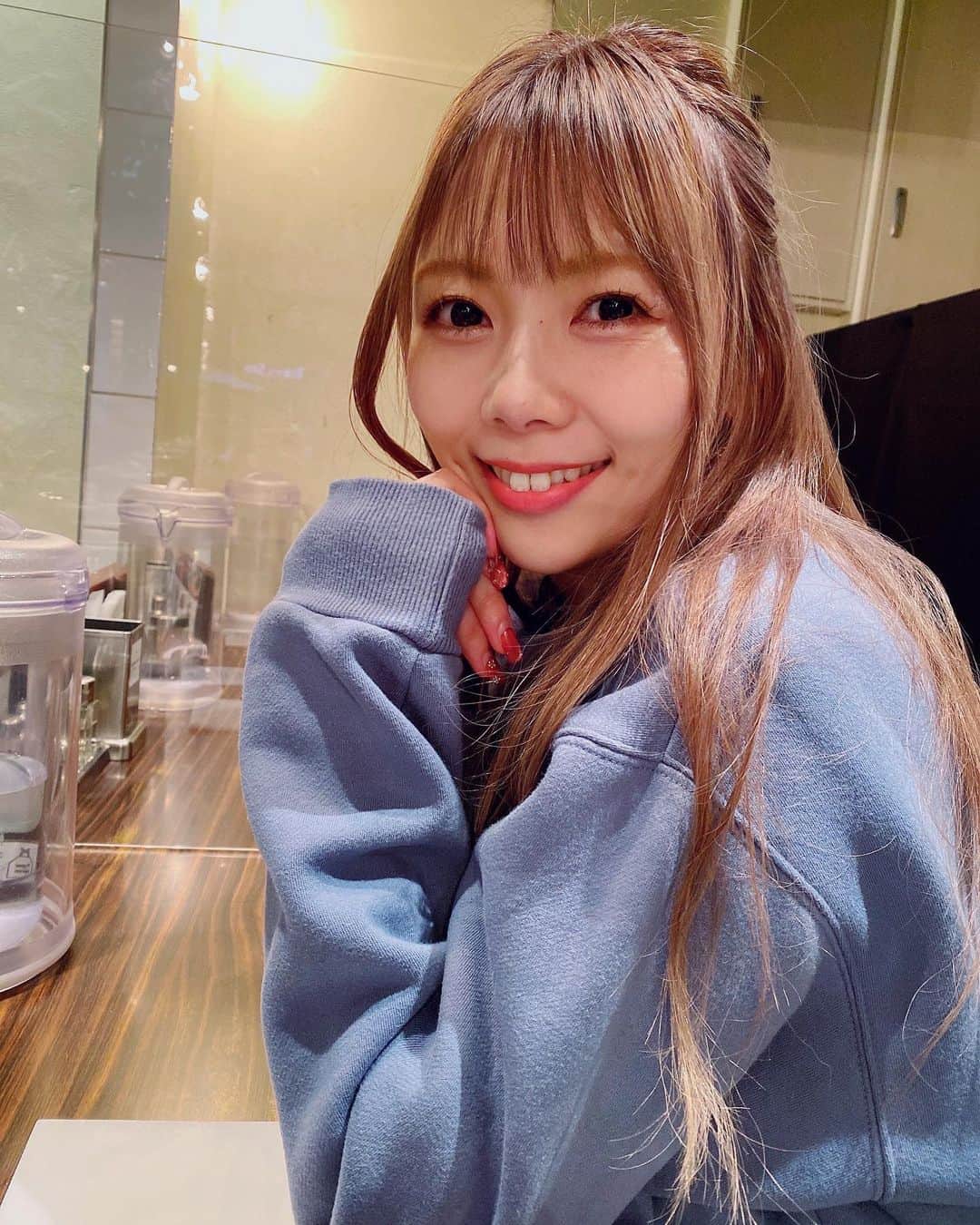 西村季里子のインスタグラム：「・  「AFURI」のラーメン🍜  大好きな梅入りにした❤️❤️❤️ サッパリで美味しかった🤤❤️  髪色キープするために カラートリートメント使ったら いい感じになった嬉しい💋💋  次はピンクも入れたいな〜🧠💗🐷  #AFURI#ラーメン#🍜#ランチ #梅#好き#大葉香る梅塩そば  #ヘアケア#ヘアカラー#ブリーチ #ブリーチカラー#カラートリートメント #follow#followｍe」