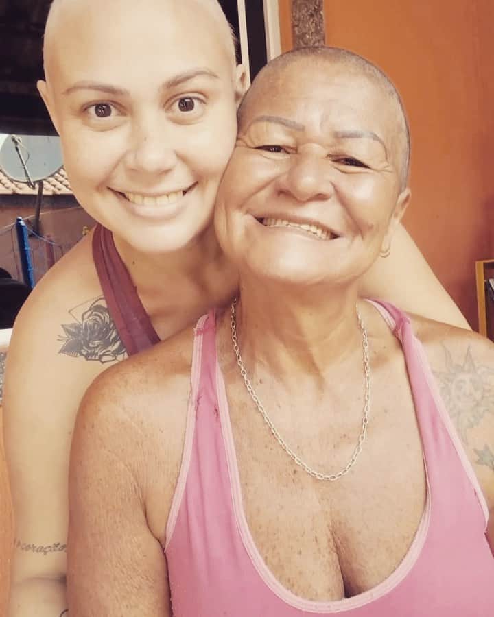 カロライナディークマンのインスタグラム：「o video mais lindo e forte,  potente e afetuoso, pra começar a nossa semana: porque se o amor de uma mãe coubesse em uma imagem, seria desse jeitinho assim... @euluuciana  chorei com vocês!!! toda sorte do mundo,  e q Deus te cubra de bençãos; amém. 🤍🕊」
